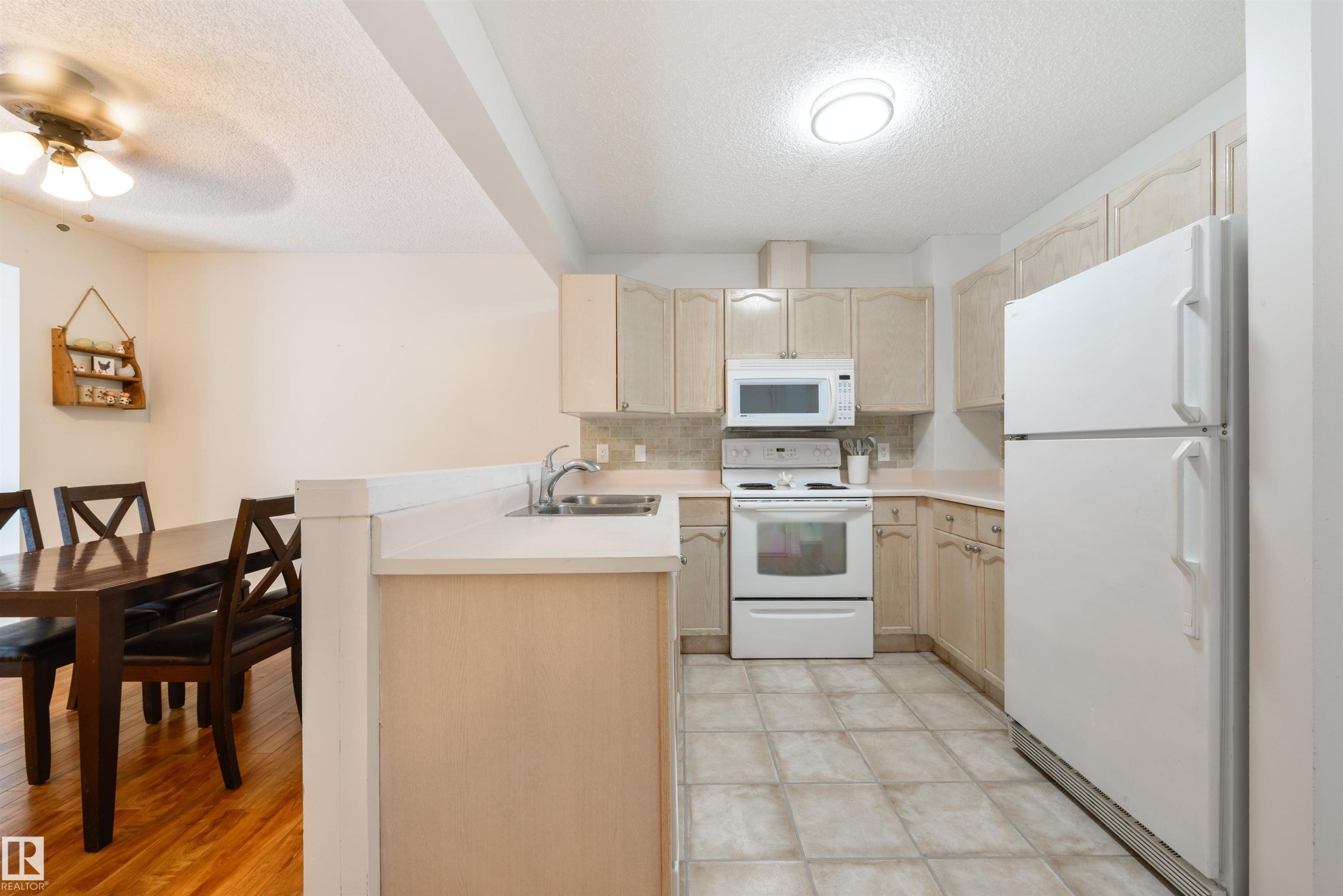 123 5 Aberdeen Way, Stony Plain, AB - Indoor Photo Showing Kitchen With Double Sink