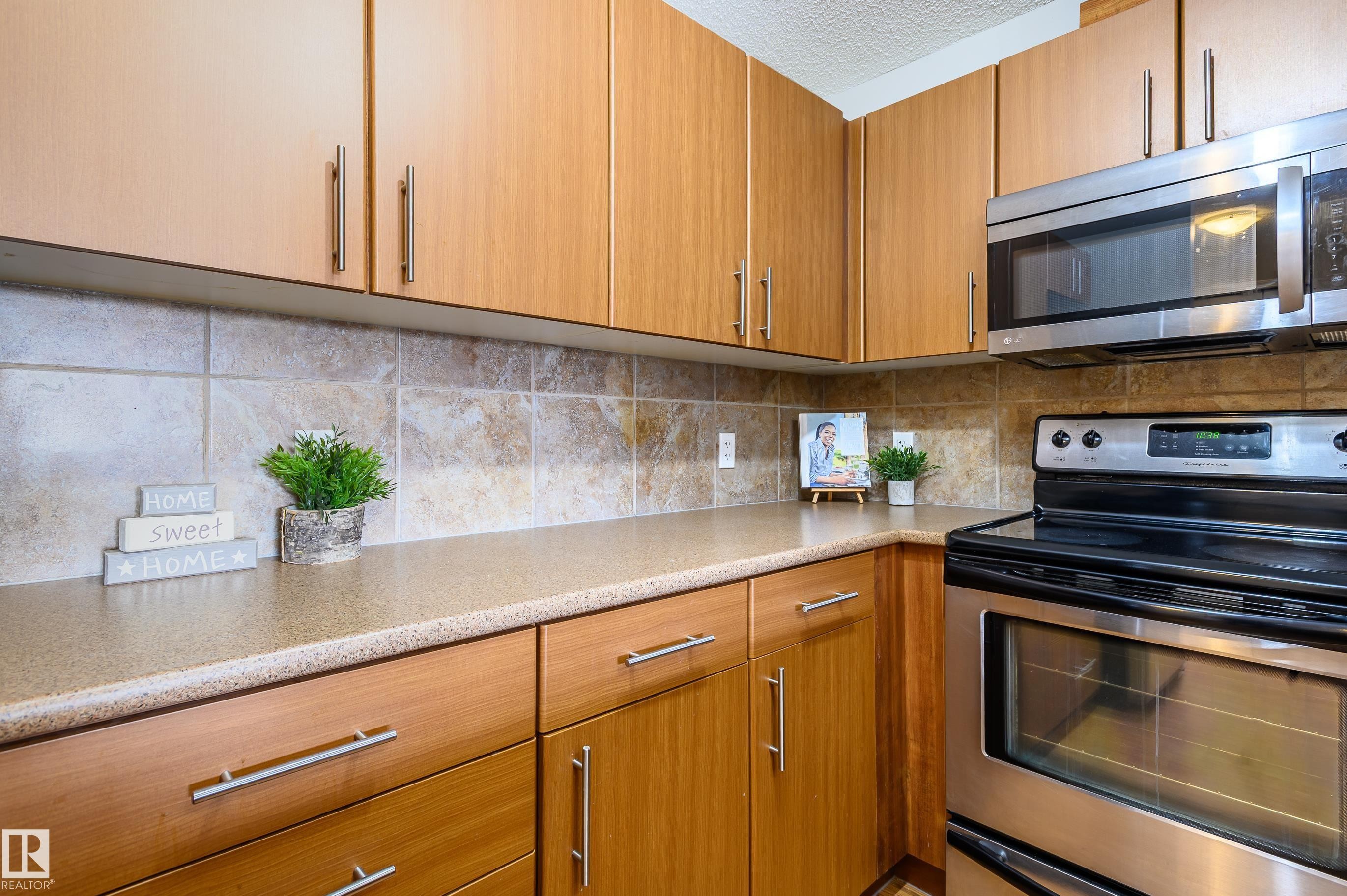 213 105 Ambleside Drive, Edmonton, AB - Indoor Photo Showing Kitchen