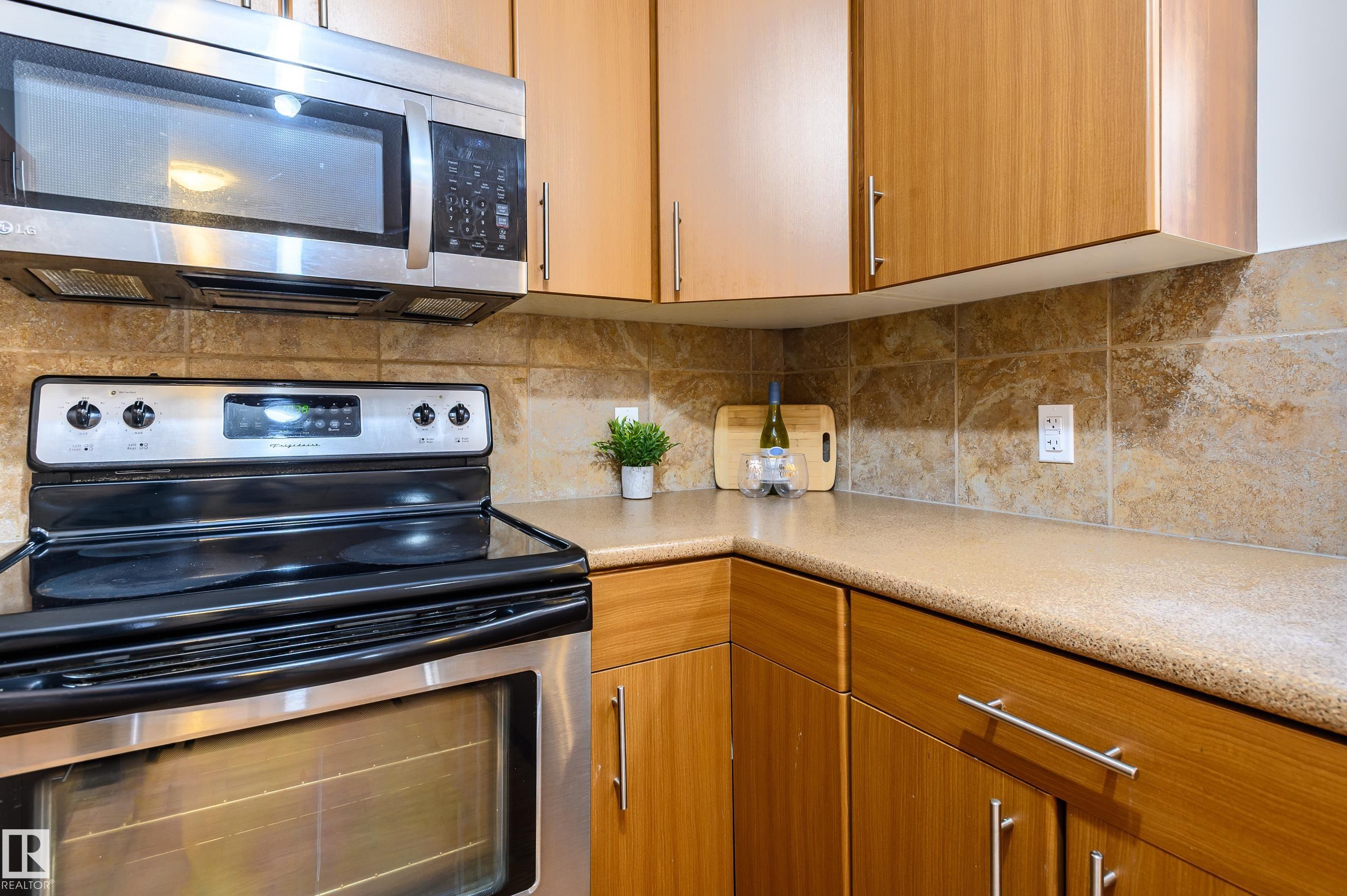 213 105 Ambleside Drive, Edmonton, AB - Indoor Photo Showing Kitchen