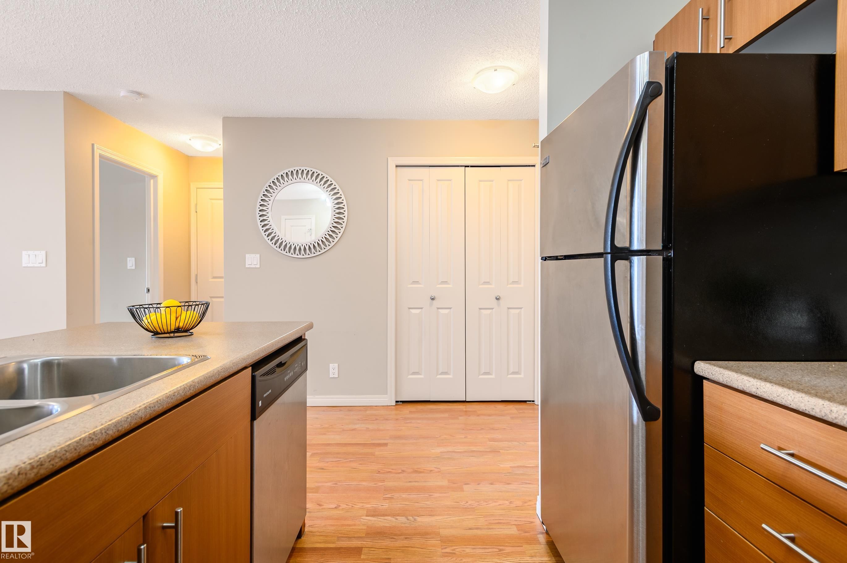 213 105 Ambleside Drive, Edmonton, AB - Indoor Photo Showing Kitchen