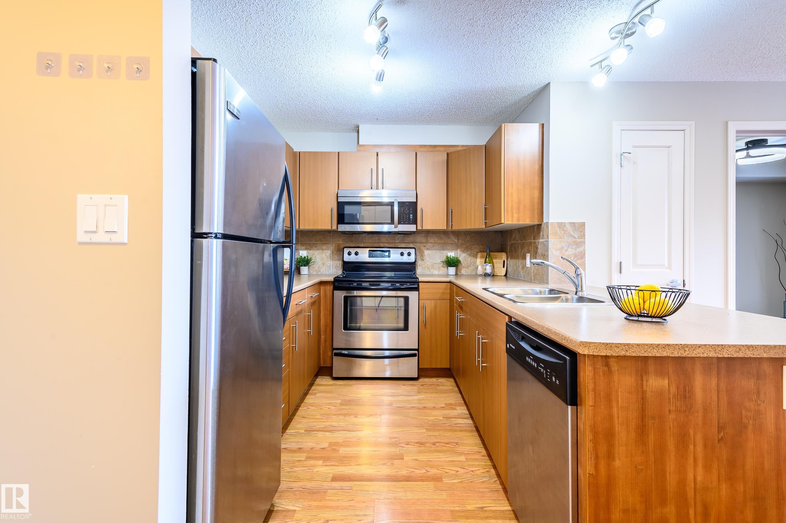 213 105 Ambleside Drive, Edmonton, AB - Indoor Photo Showing Kitchen With Stainless Steel Kitchen With Double Sink