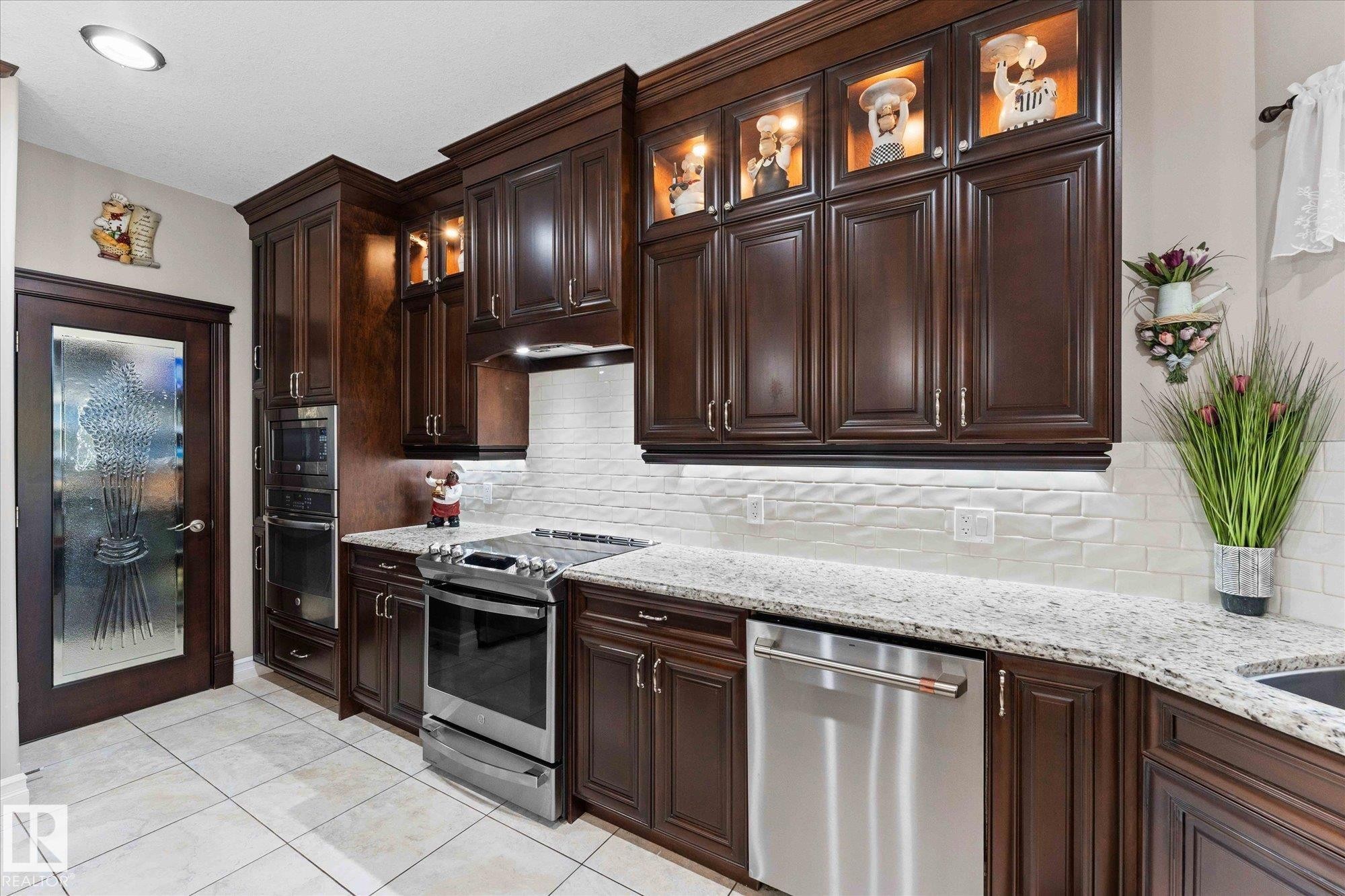 10516 158 Street Nw, Edmonton, AB - Indoor Photo Showing Kitchen