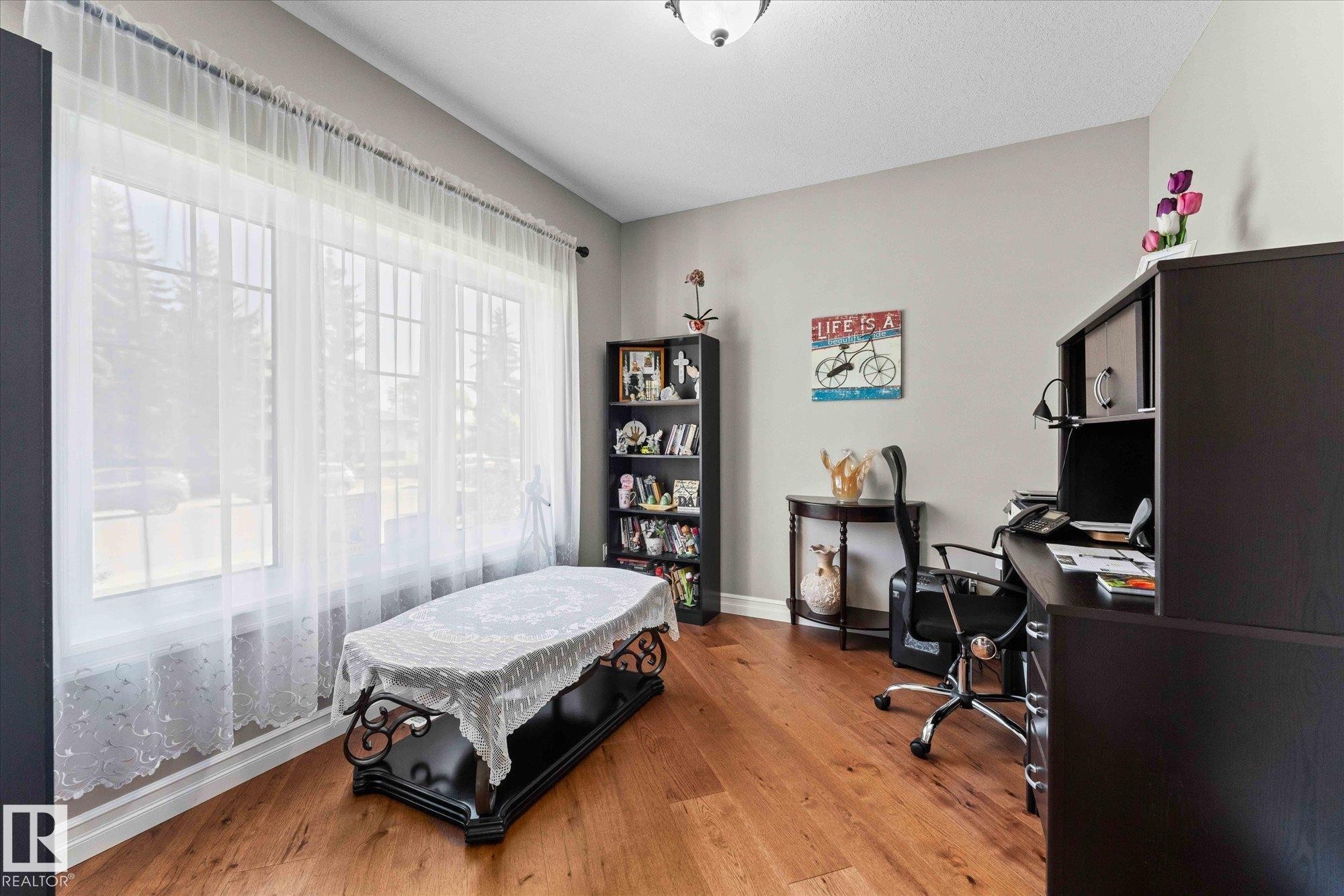 10516 158 Street Nw, Edmonton, AB - Indoor