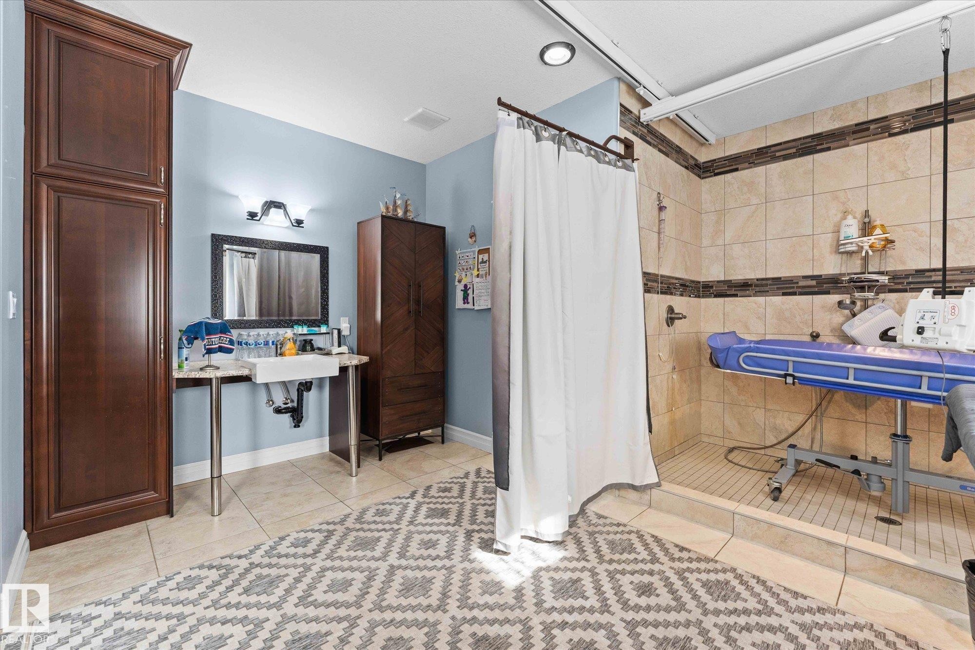 10516 158 Street Nw, Edmonton, AB - Indoor