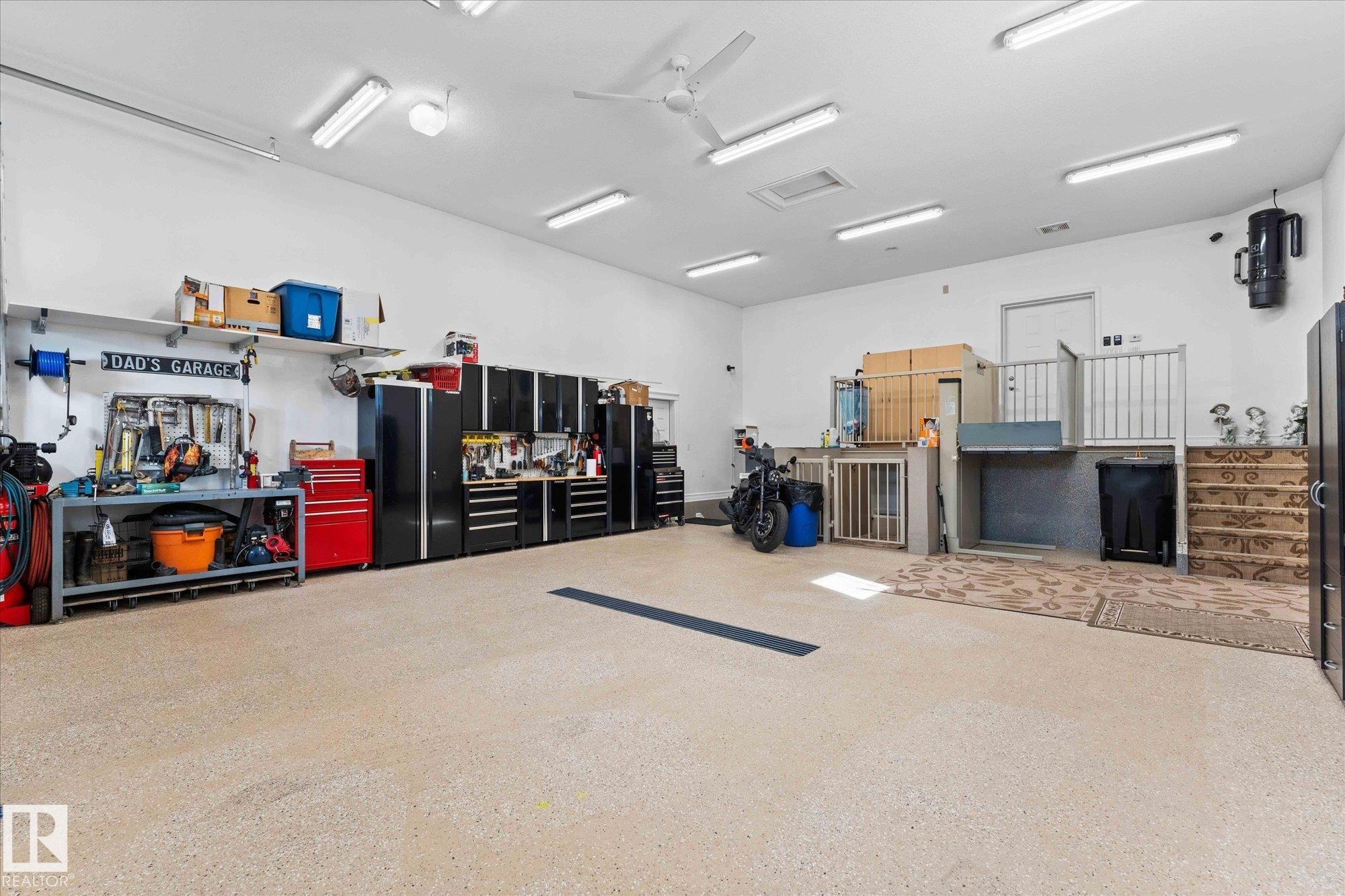 10516 158 Street Nw, Edmonton, AB - Indoor Photo Showing Garage