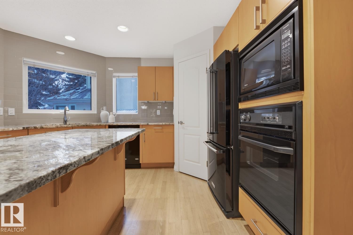 324 Wolf Ridge Point(E), Edmonton, AB - Indoor Photo Showing Kitchen With Upgraded Kitchen