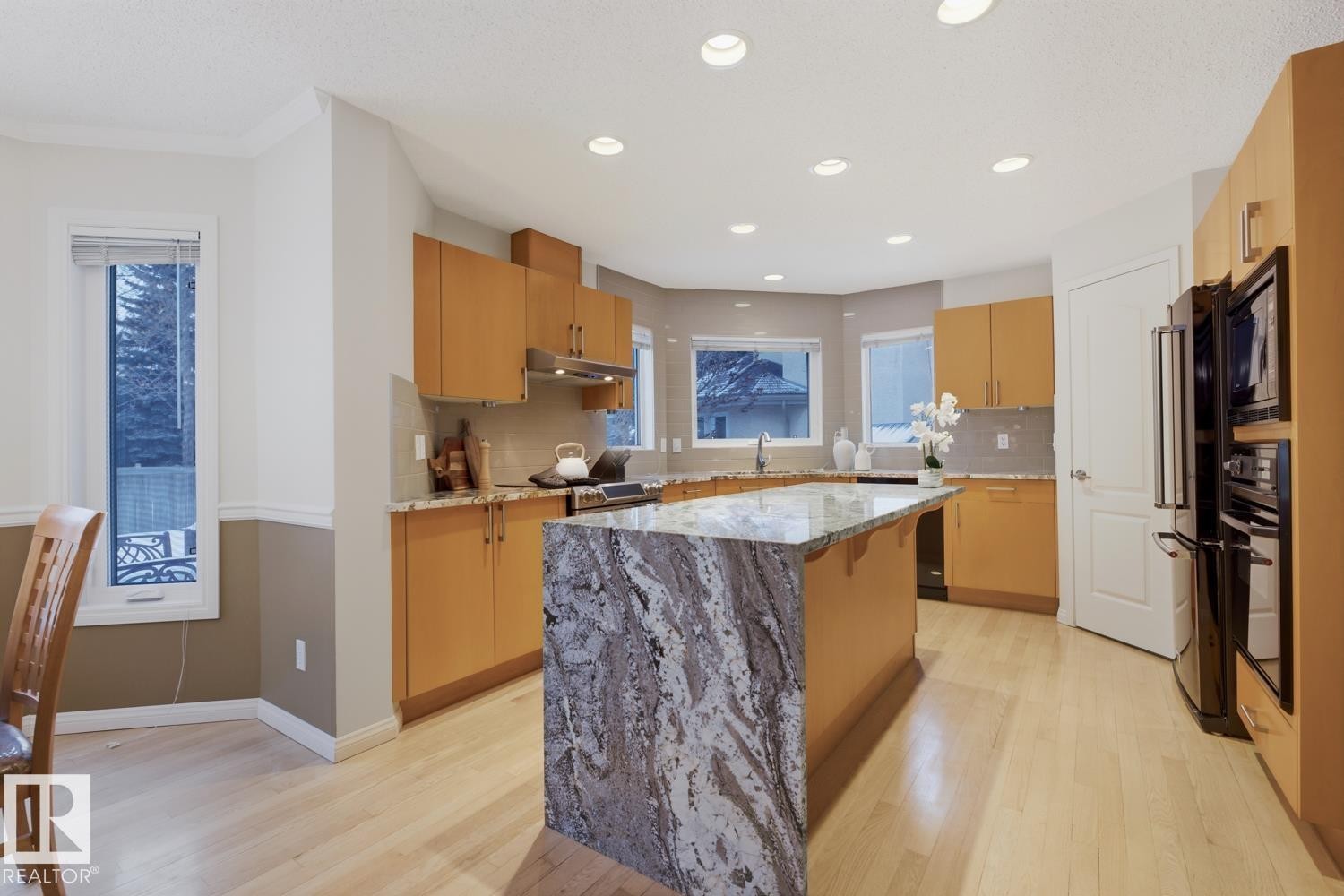 324 Wolf Ridge Point(E), Edmonton, AB - Indoor Photo Showing Kitchen
