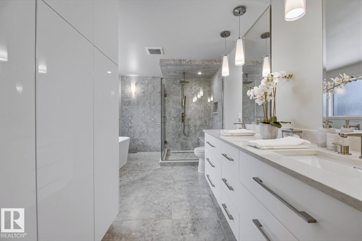 324 Wolf Ridge Point(E), Edmonton, AB - Indoor Photo Showing Bathroom