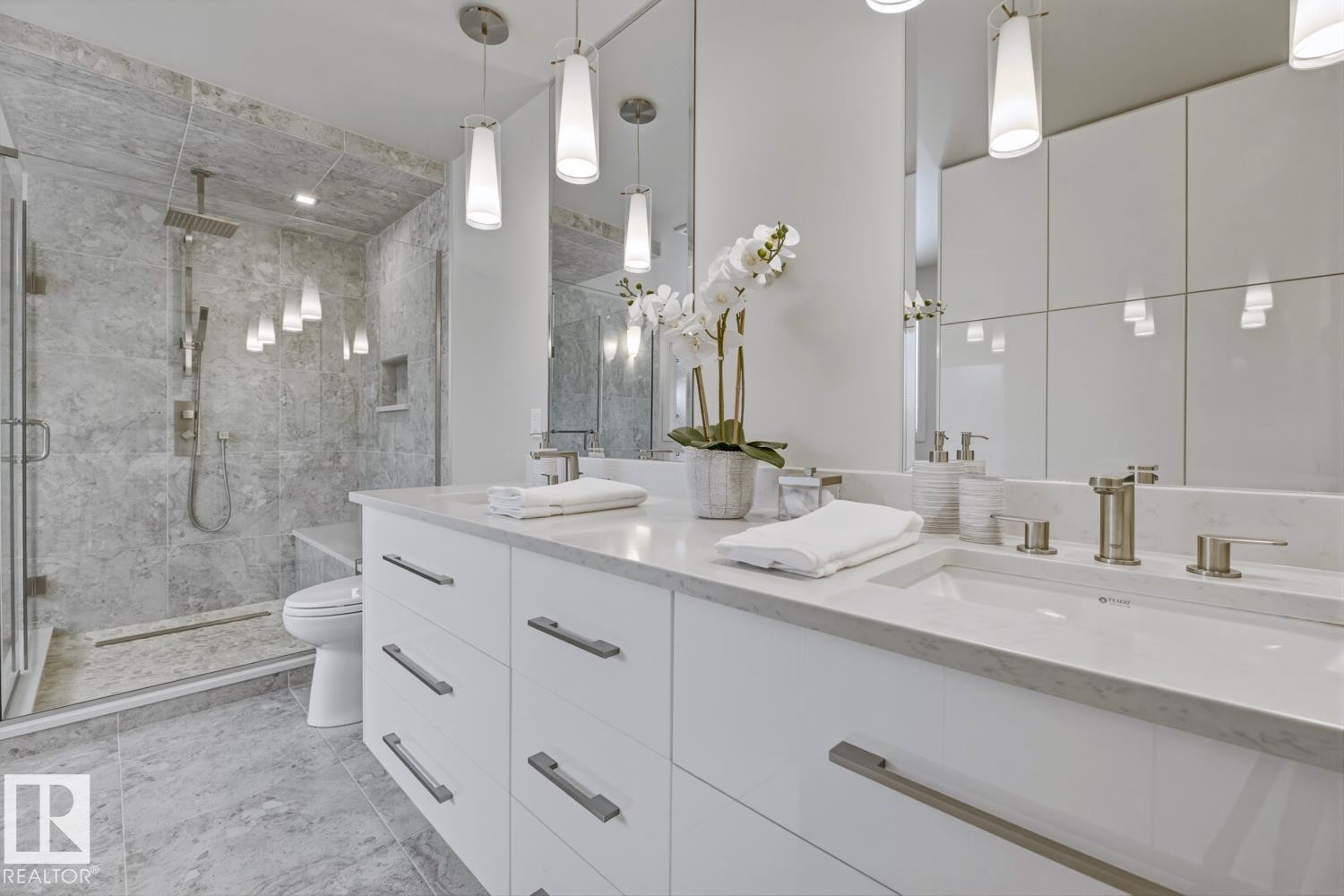 324 Wolf Ridge Point(E), Edmonton, AB - Indoor Photo Showing Bathroom