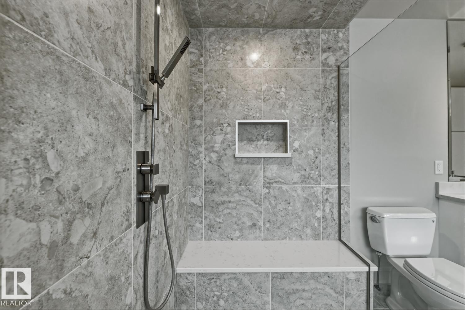 324 Wolf Ridge Point(E), Edmonton, AB - Indoor Photo Showing Bathroom