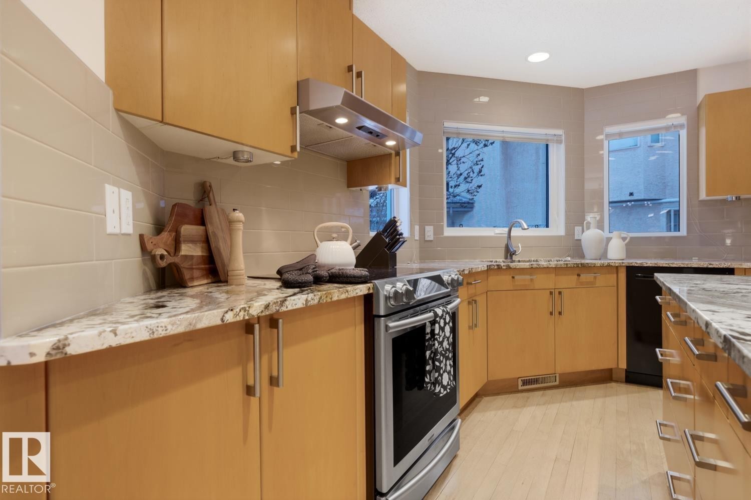 324 Wolf Ridge Point(E), Edmonton, AB - Indoor Photo Showing Kitchen With Double Sink