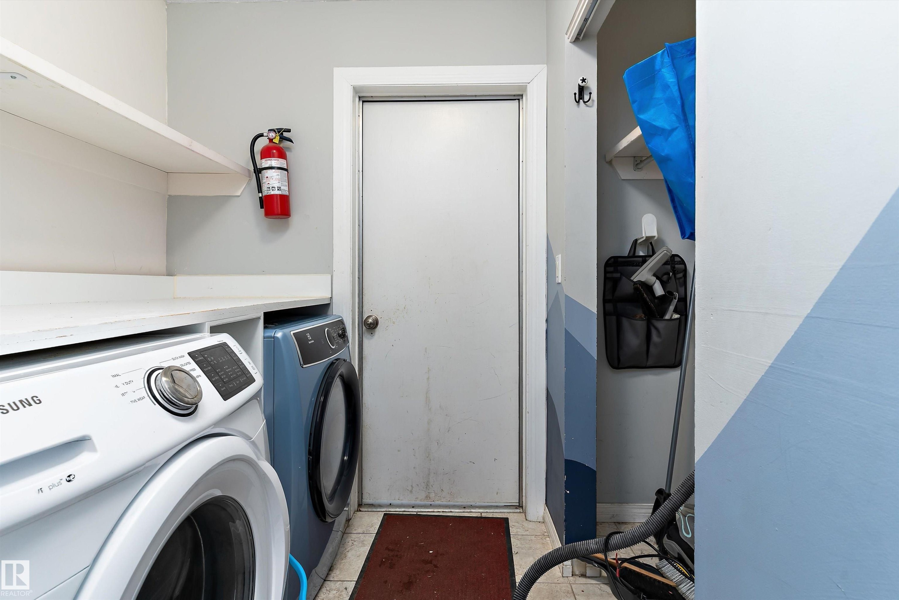 Laundry room featuring washer and clothes dryer - 115 Walker Road, Edmonton, AB - Indoor Photo Showing Laundry Room