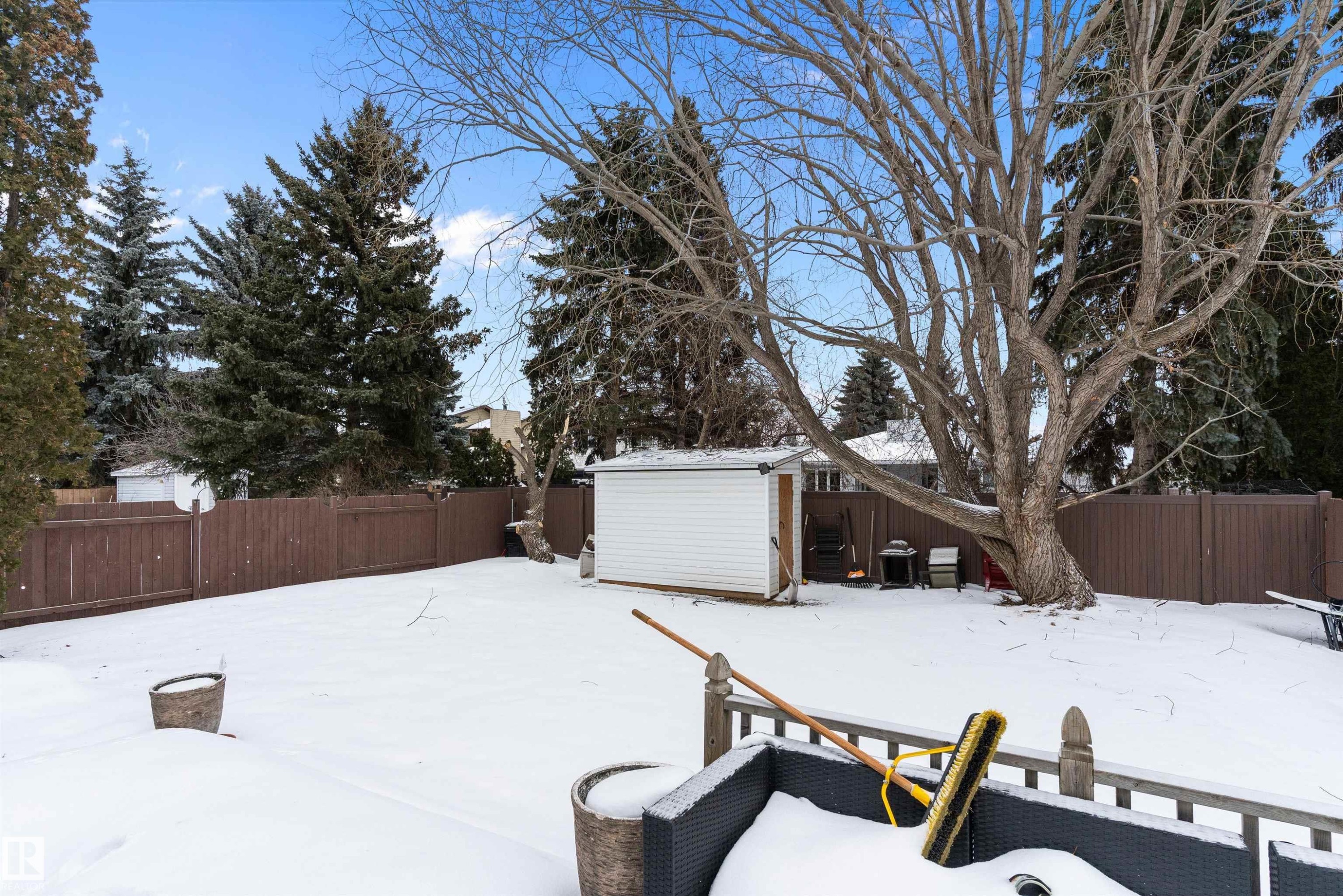 Yard covered in snow with a fenced backyard and a storage shed - 115 Walker Road, Edmonton, AB - Outdoor