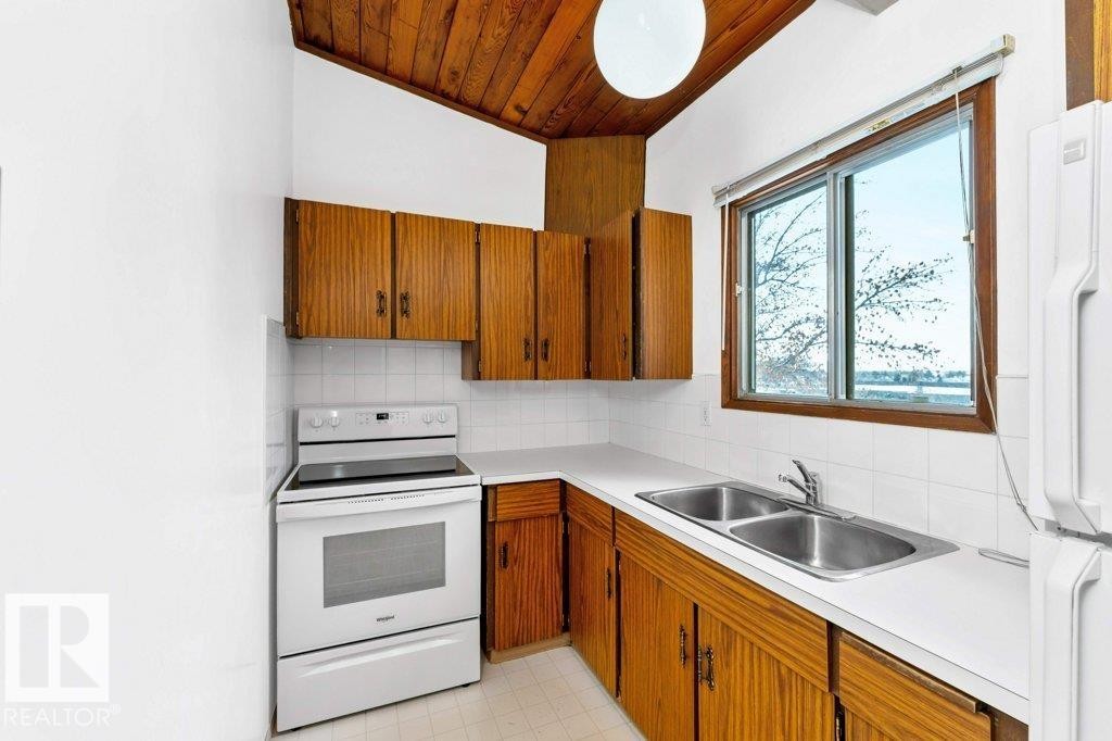 536 Lee Ridge Road, Edmonton, AB - Indoor Photo Showing Kitchen With Double Sink