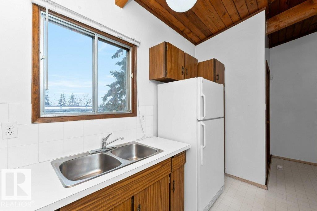 536 Lee Ridge Road, Edmonton, AB - Indoor Photo Showing Kitchen With Double Sink