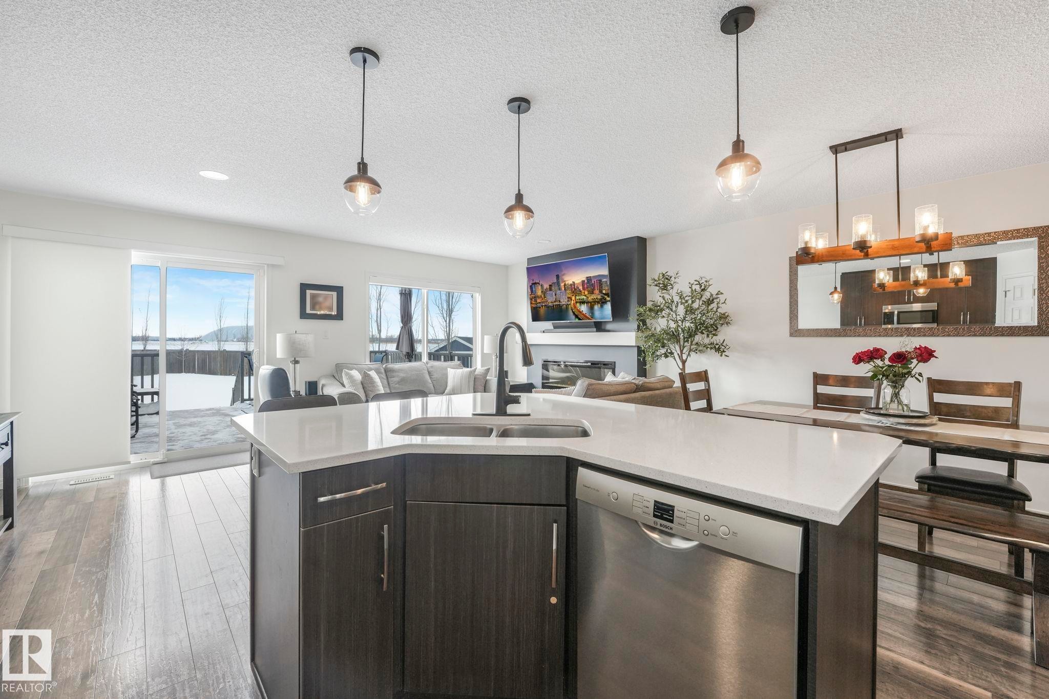 5507 Crabapple Loop, Edmonton, AB - Indoor Photo Showing Kitchen With Double Sink With Upgraded Kitchen