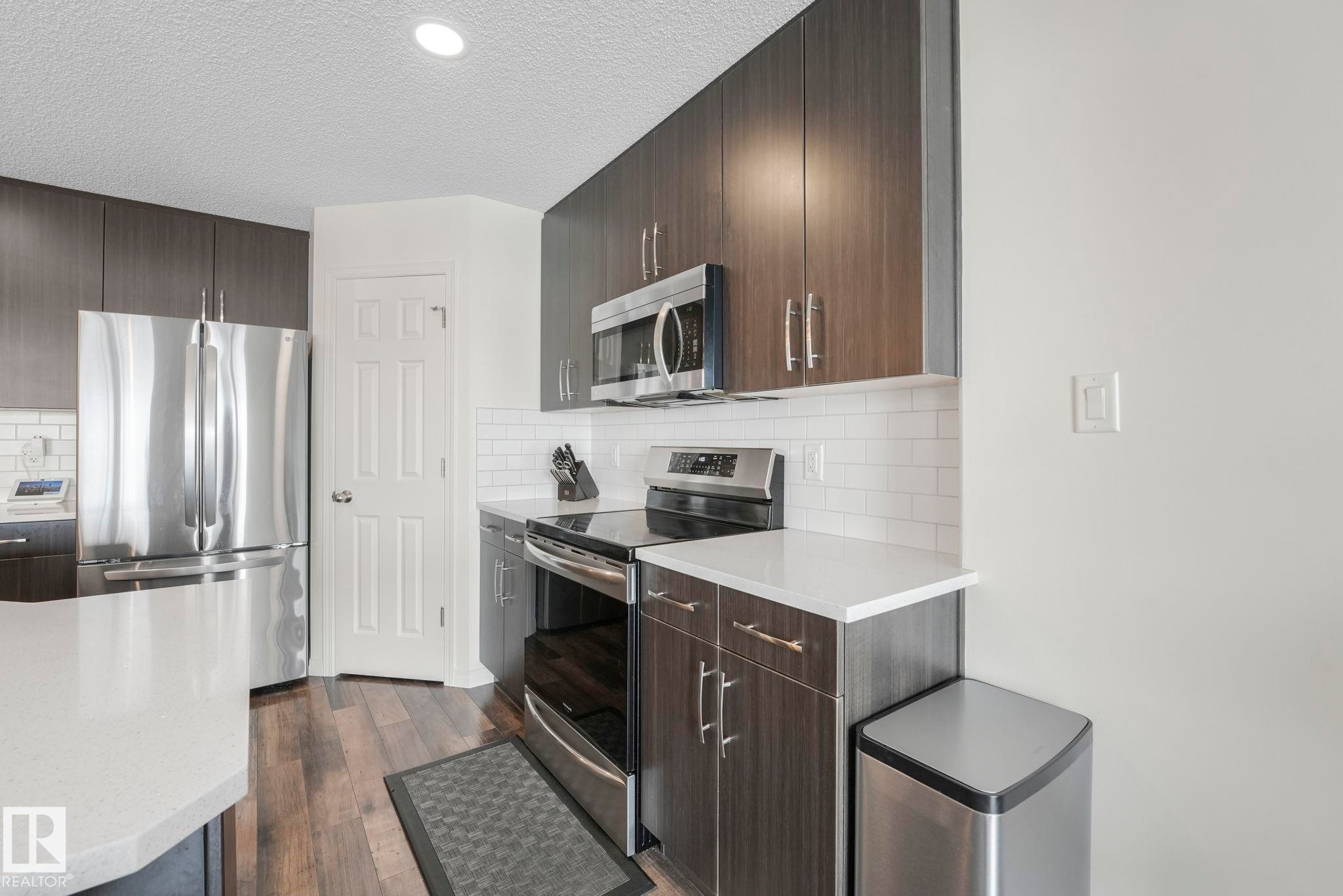 5507 Crabapple Loop, Edmonton, AB - Indoor Photo Showing Kitchen With Upgraded Kitchen