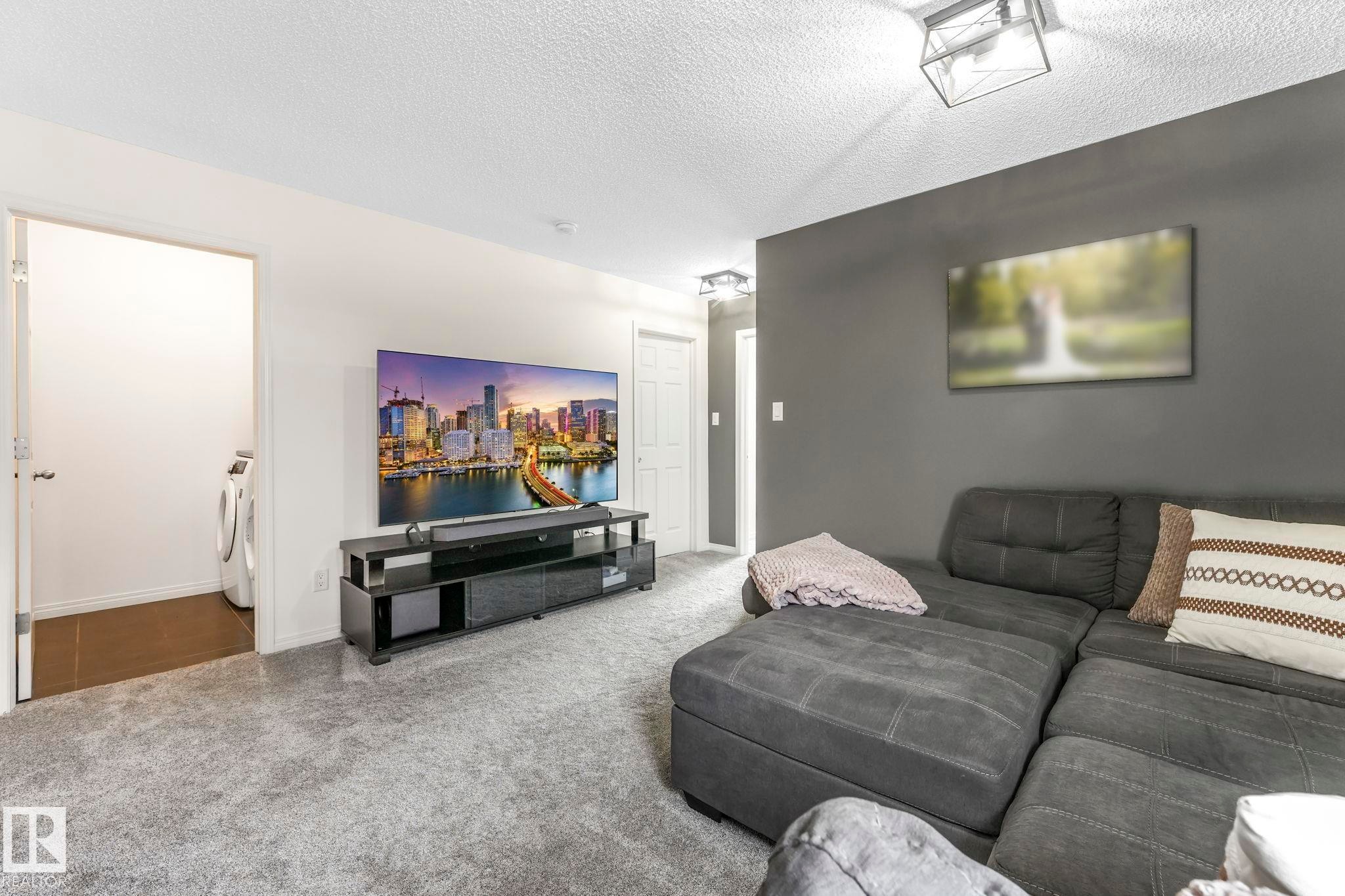 5507 Crabapple Loop, Edmonton, AB - Indoor Photo Showing Living Room