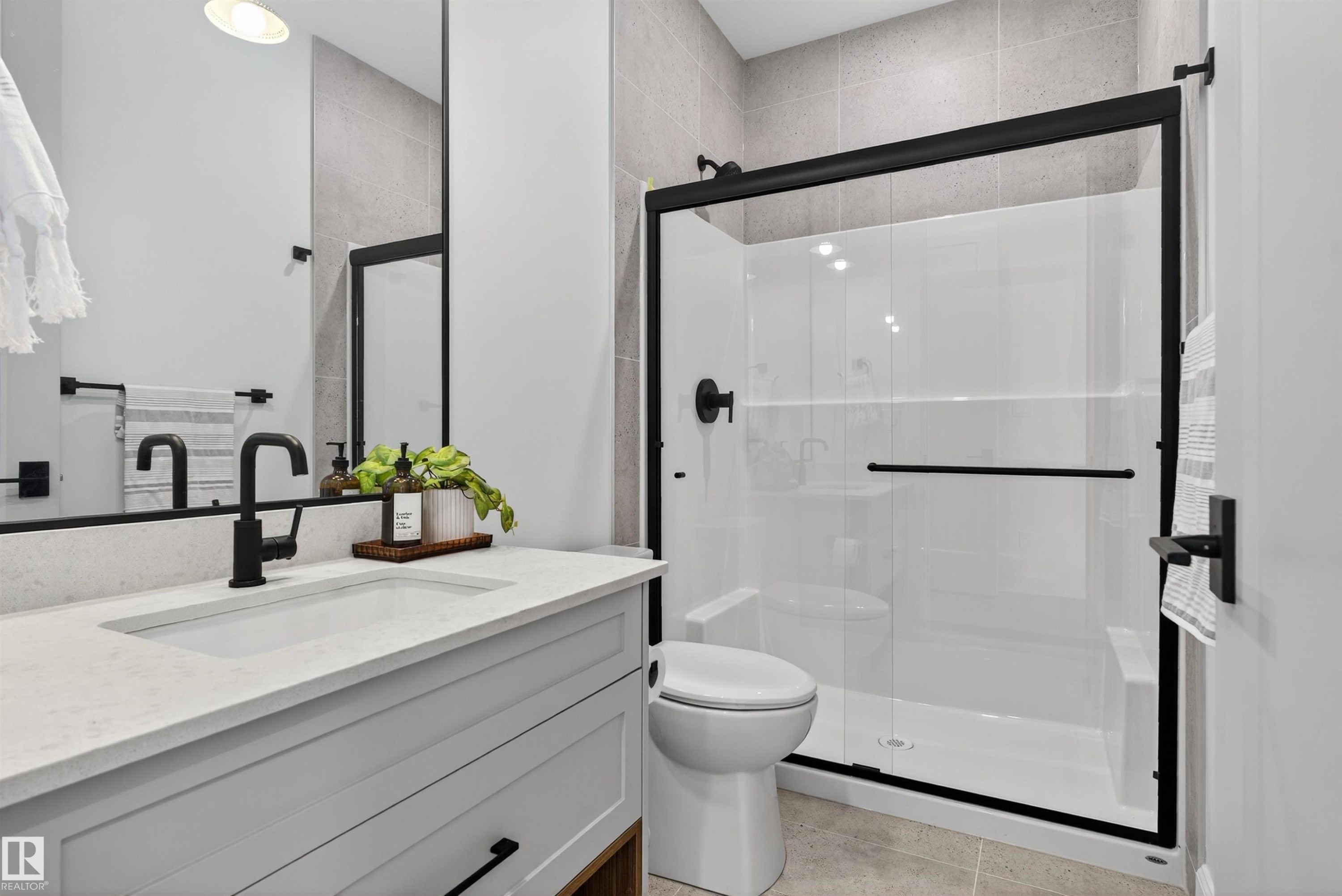 213 Paterson Link, Edmonton, AB - Indoor Photo Showing Bathroom