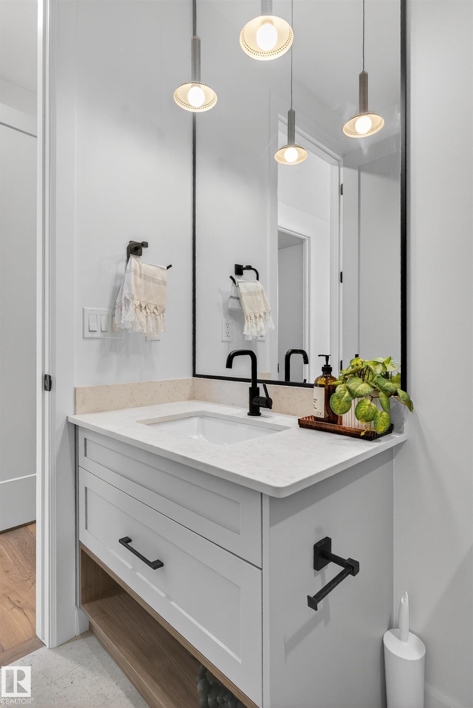 213 Paterson Link, Edmonton, AB - Indoor Photo Showing Bathroom