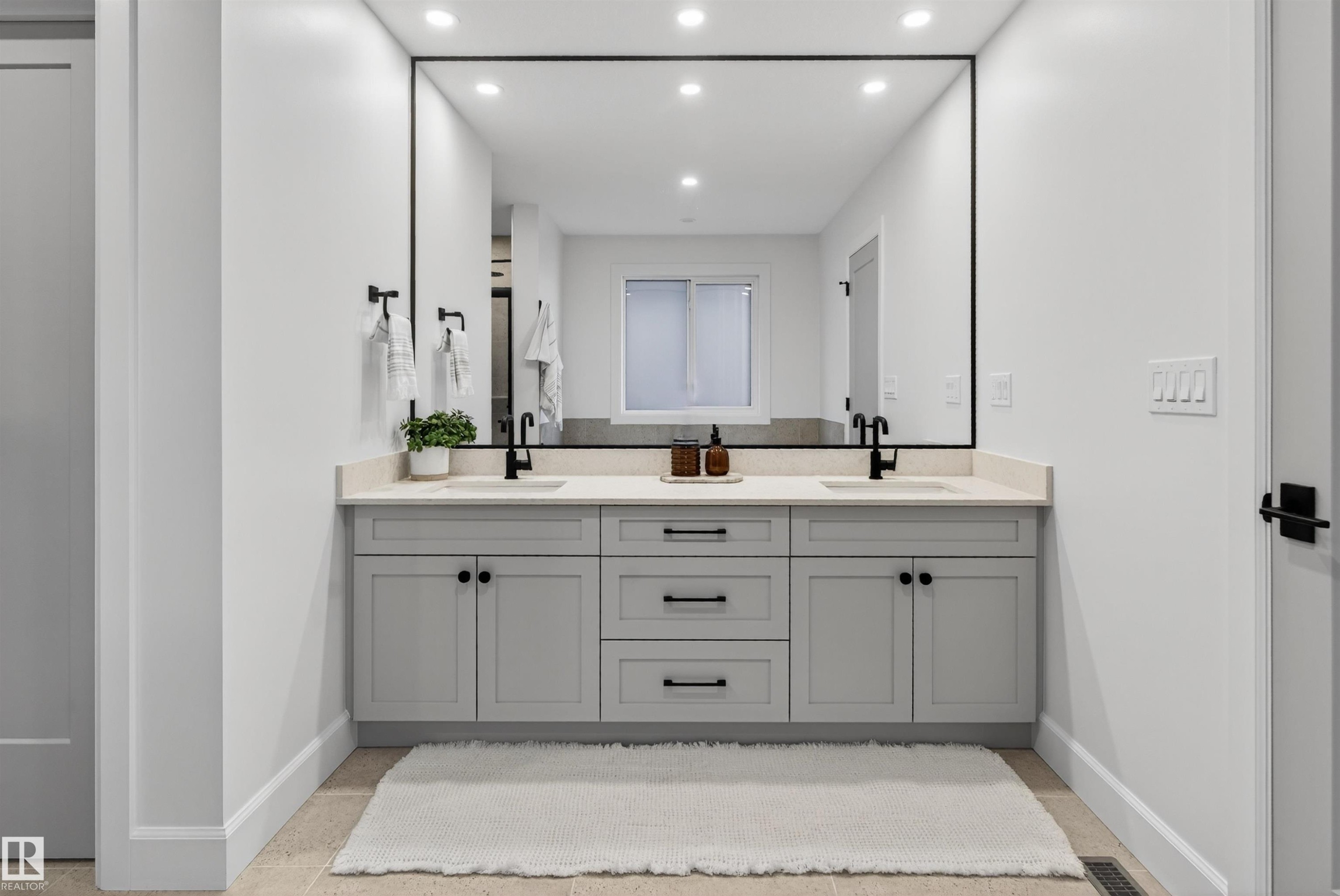 213 Paterson Link, Edmonton, AB - Indoor Photo Showing Bathroom