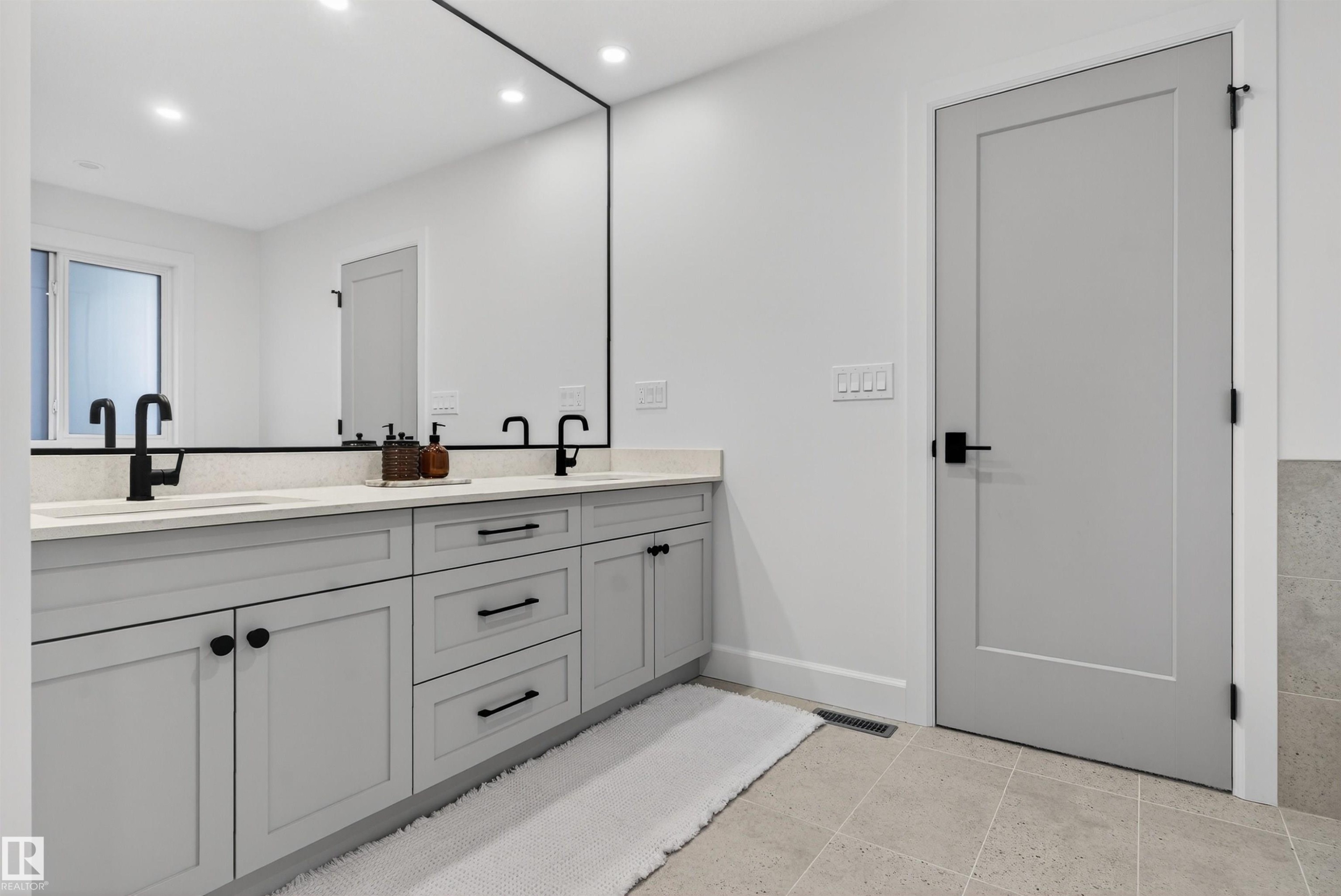 213 Paterson Link, Edmonton, AB - Indoor Photo Showing Bathroom