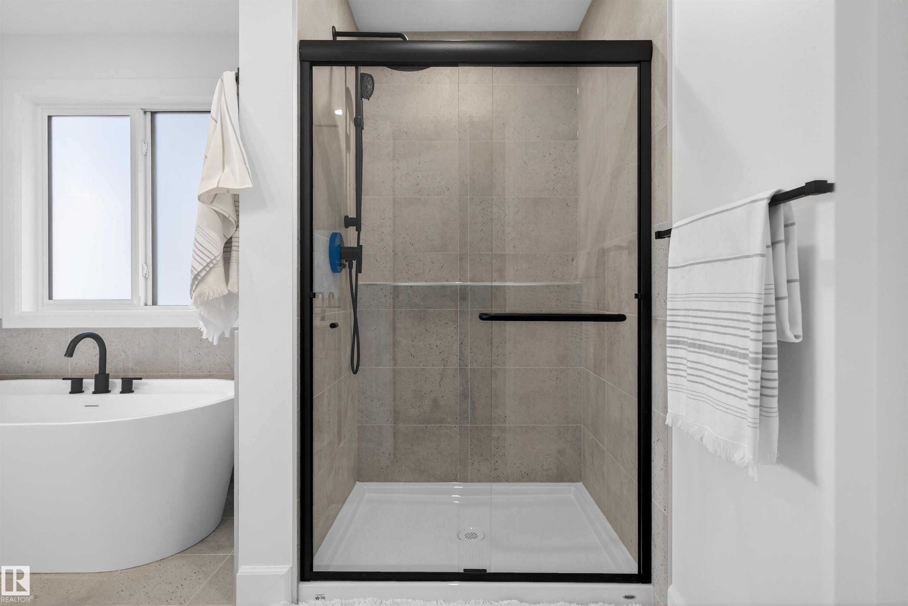 213 Paterson Link, Edmonton, AB - Indoor Photo Showing Bathroom