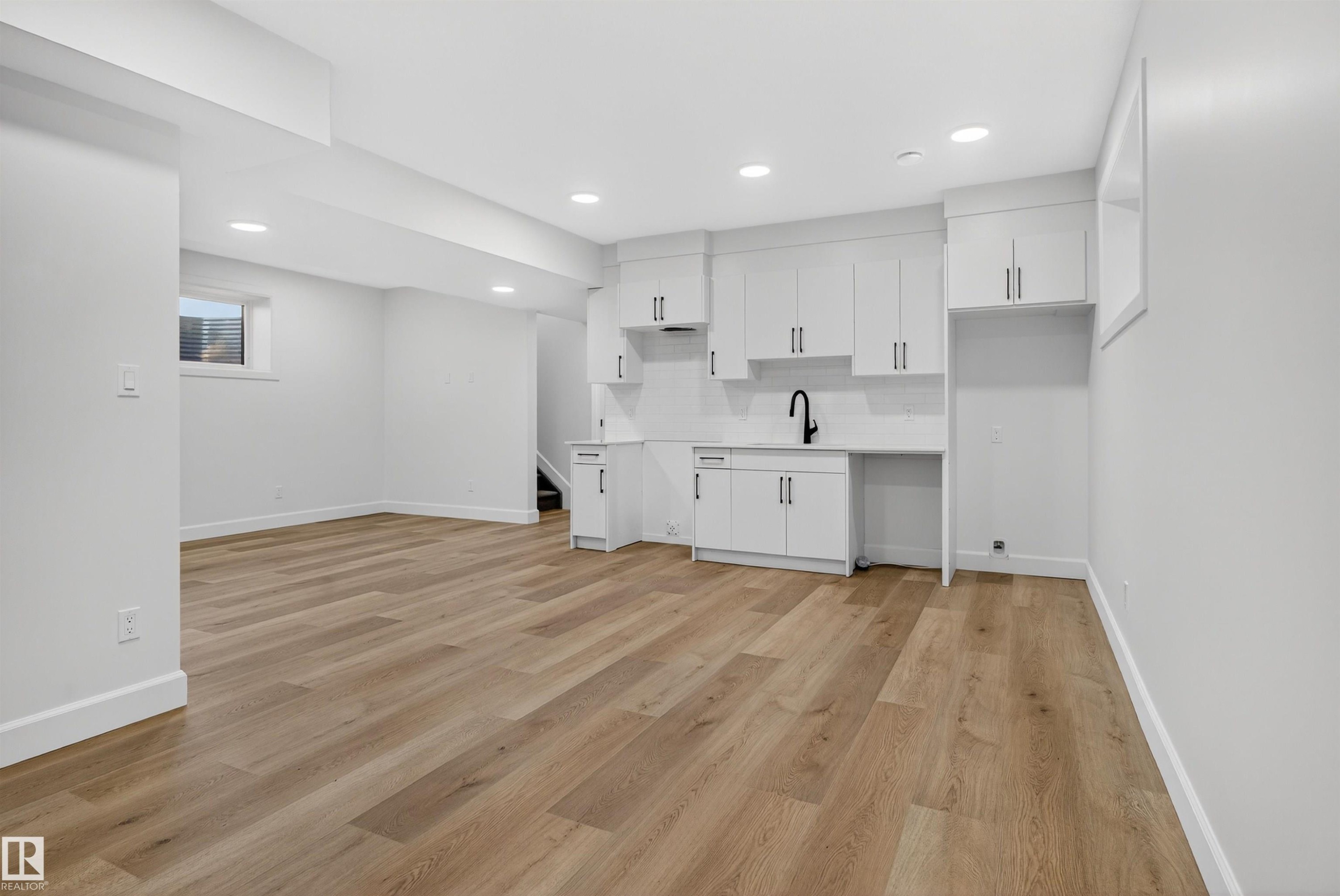 213 Paterson Link, Edmonton, AB - Indoor Photo Showing Kitchen