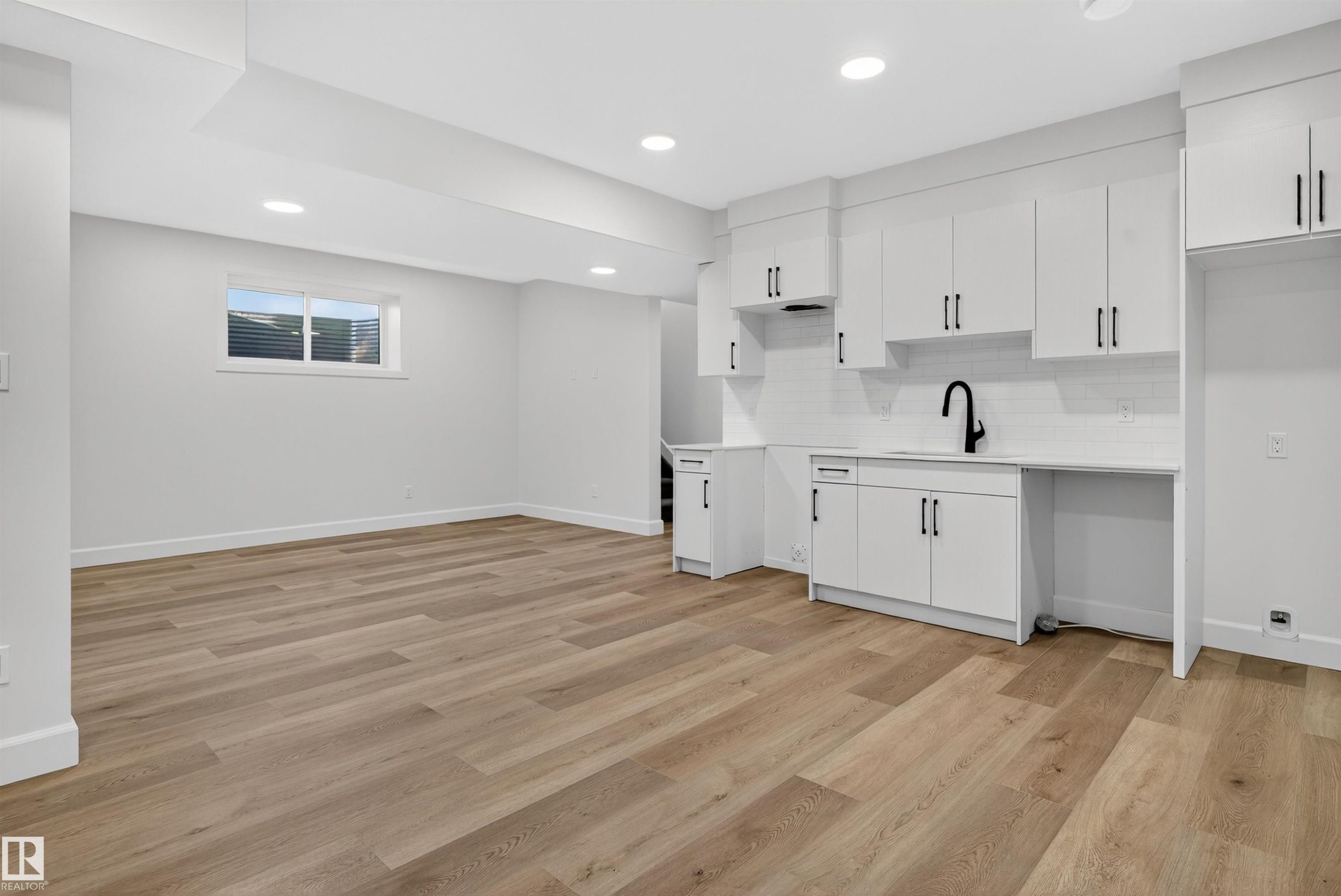 213 Paterson Link, Edmonton, AB - Indoor Photo Showing Kitchen