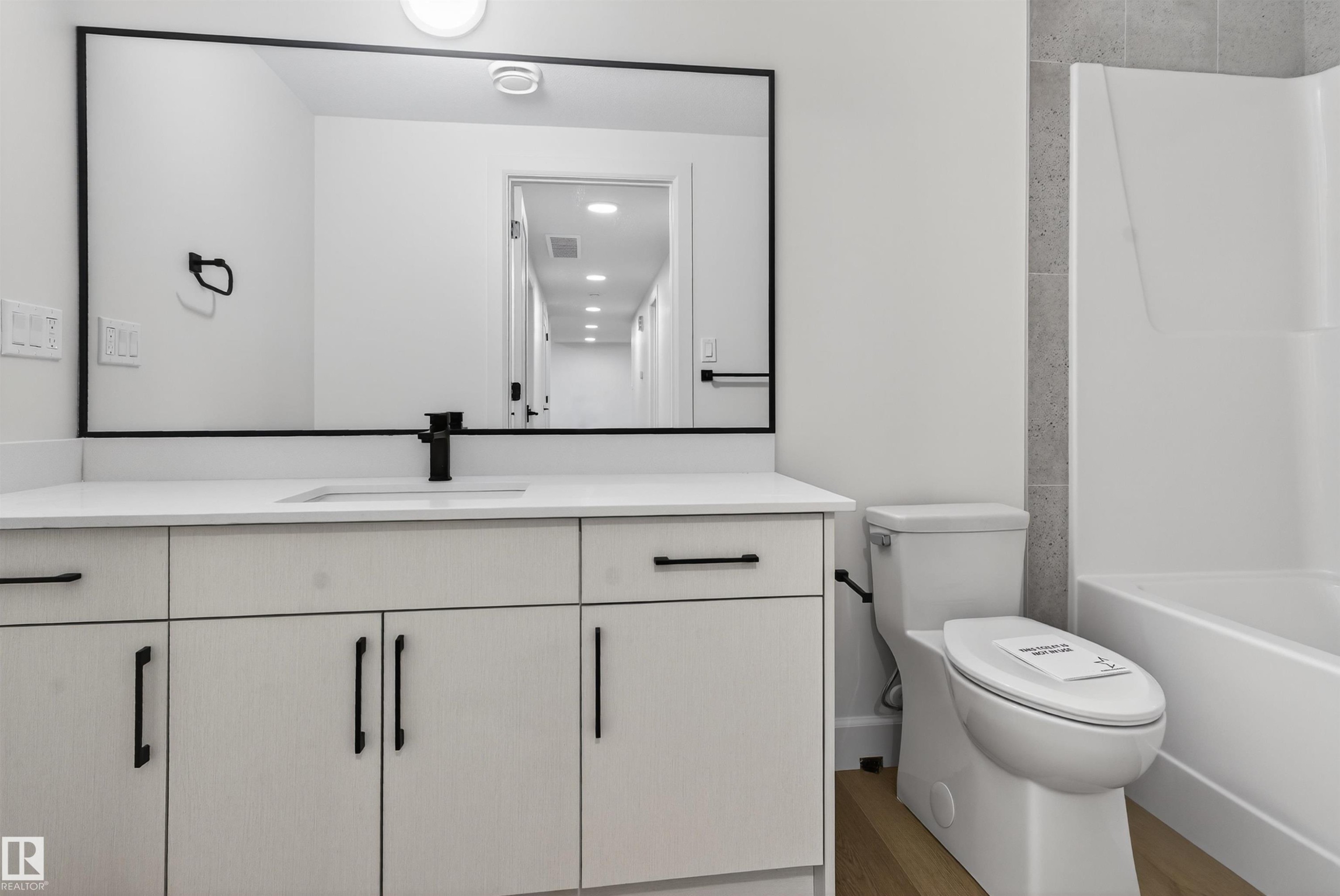 213 Paterson Link, Edmonton, AB - Indoor Photo Showing Bathroom