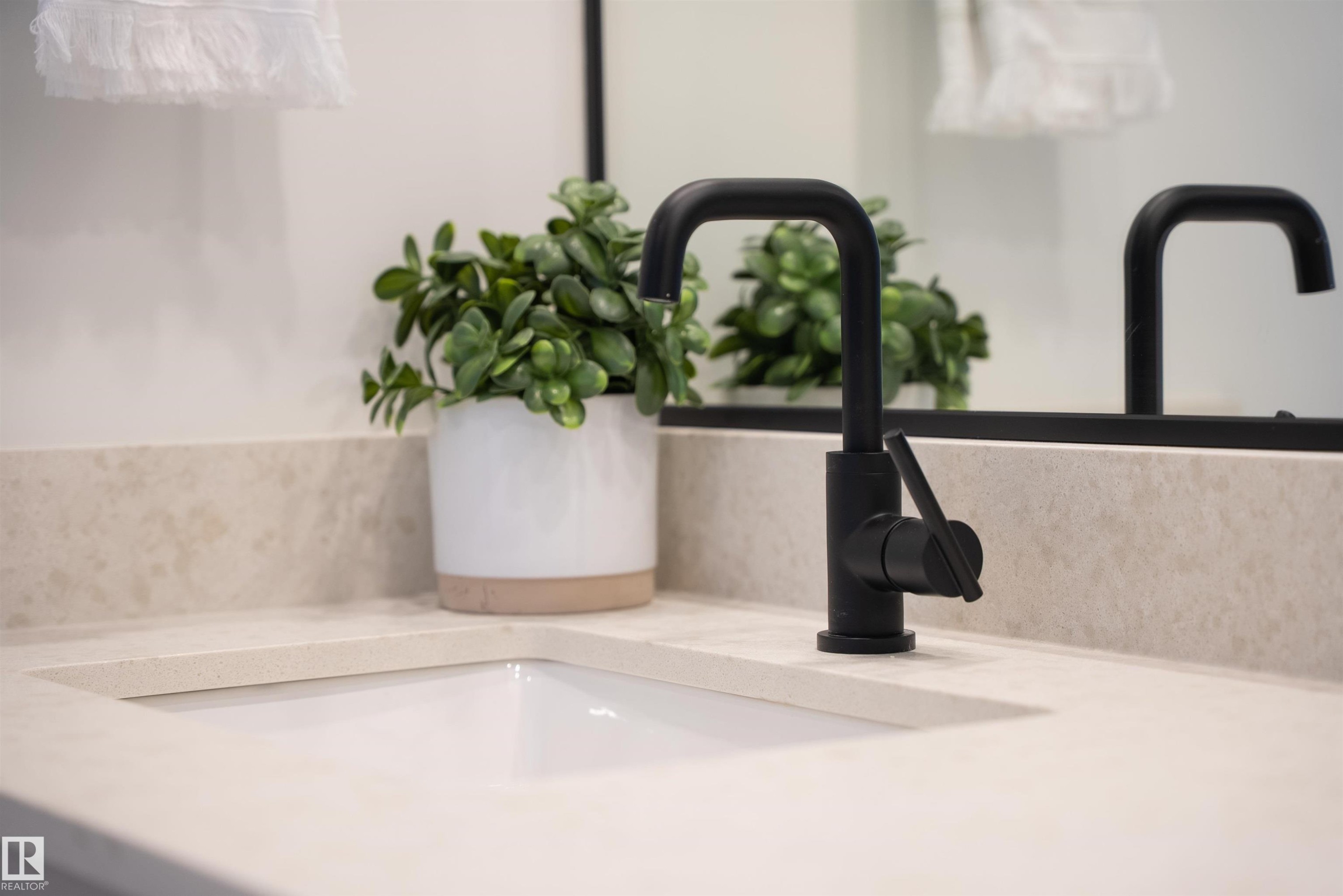 213 Paterson Link, Edmonton, AB - Indoor Photo Showing Bathroom