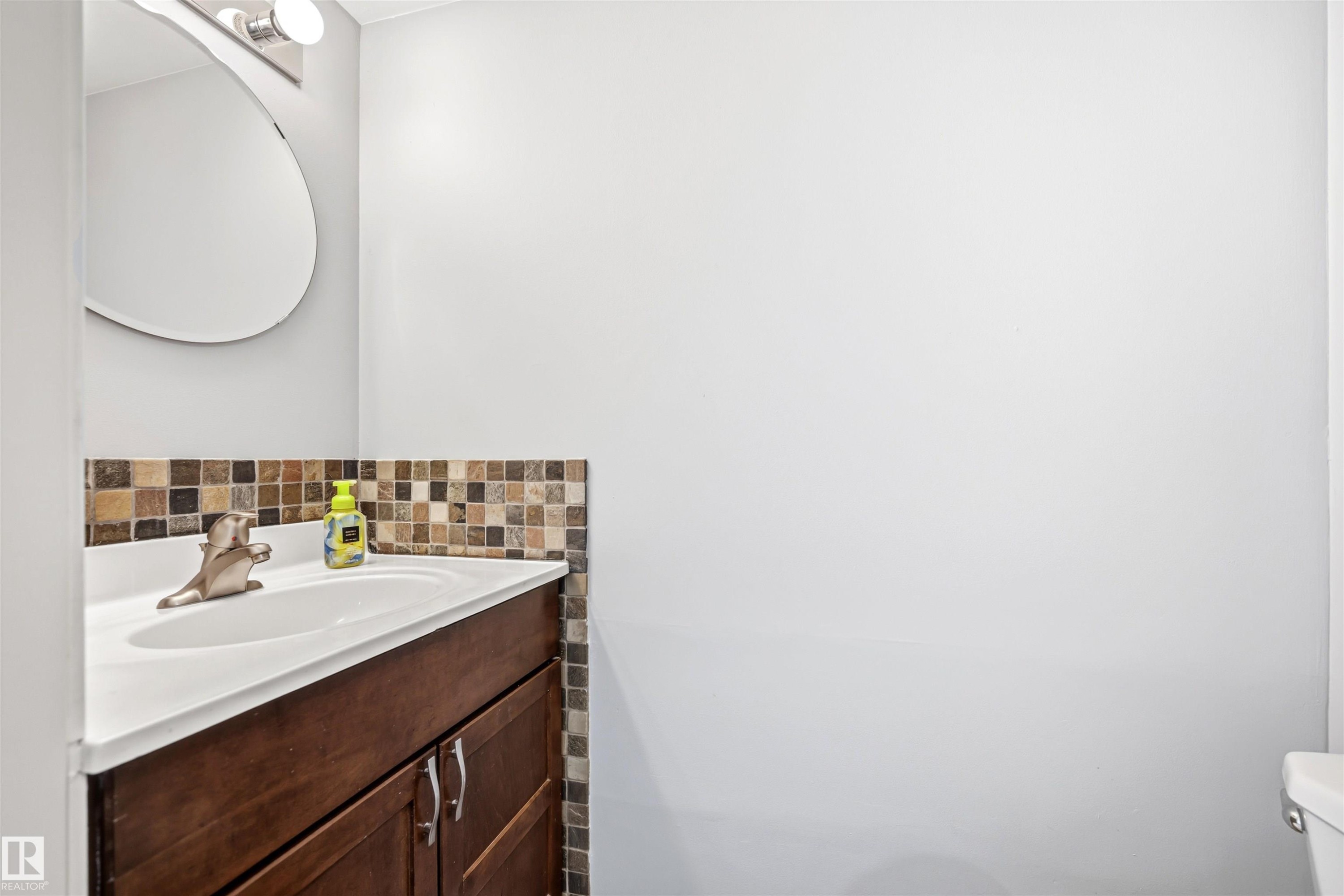 655 Abbottsfield Road, Edmonton, AB - Indoor Photo Showing Bathroom
