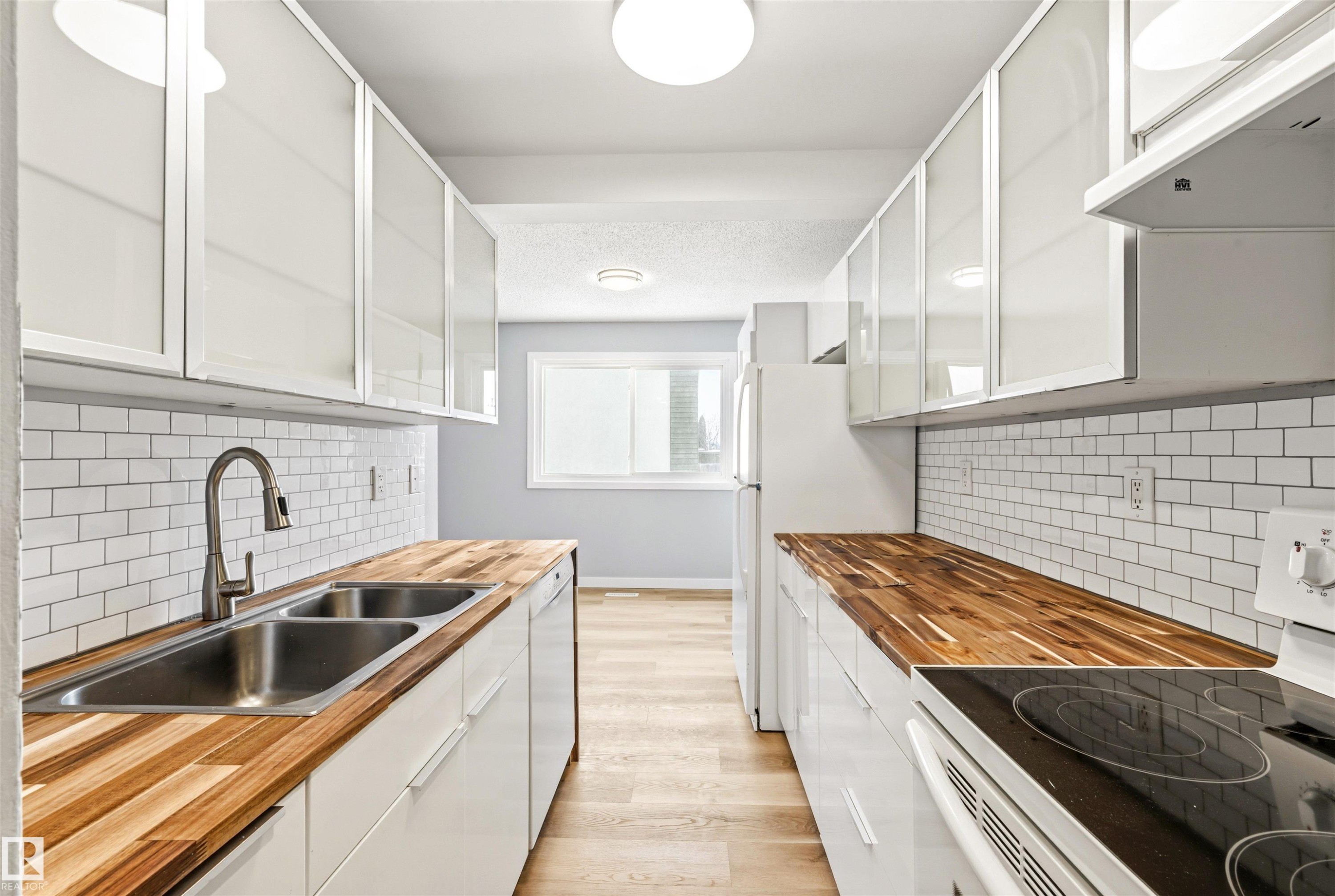 655 Abbottsfield Road, Edmonton, AB - Indoor Photo Showing Kitchen With Double Sink