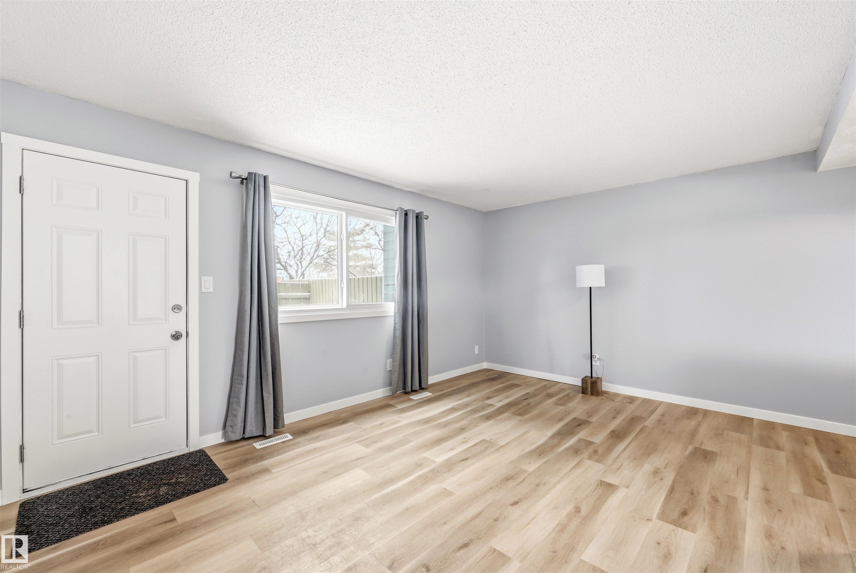 655 Abbottsfield Road, Edmonton, AB - Indoor Photo Showing Other Room