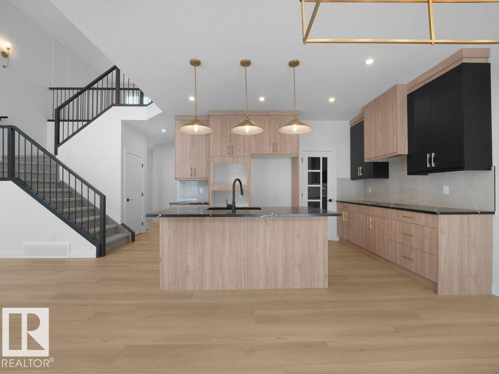 3314 Chickadee Dr, Edmonton, AB - Indoor Photo Showing Kitchen With Upgraded Kitchen