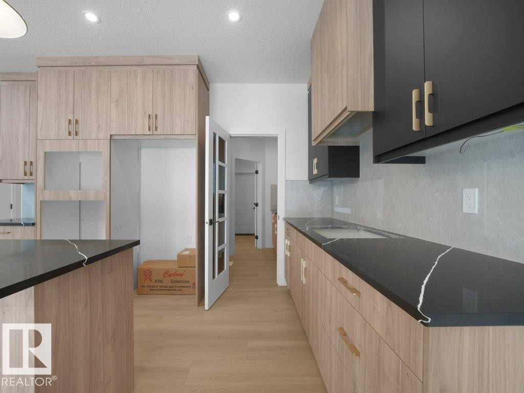 3314 Chickadee Dr, Edmonton, AB - Indoor Photo Showing Kitchen