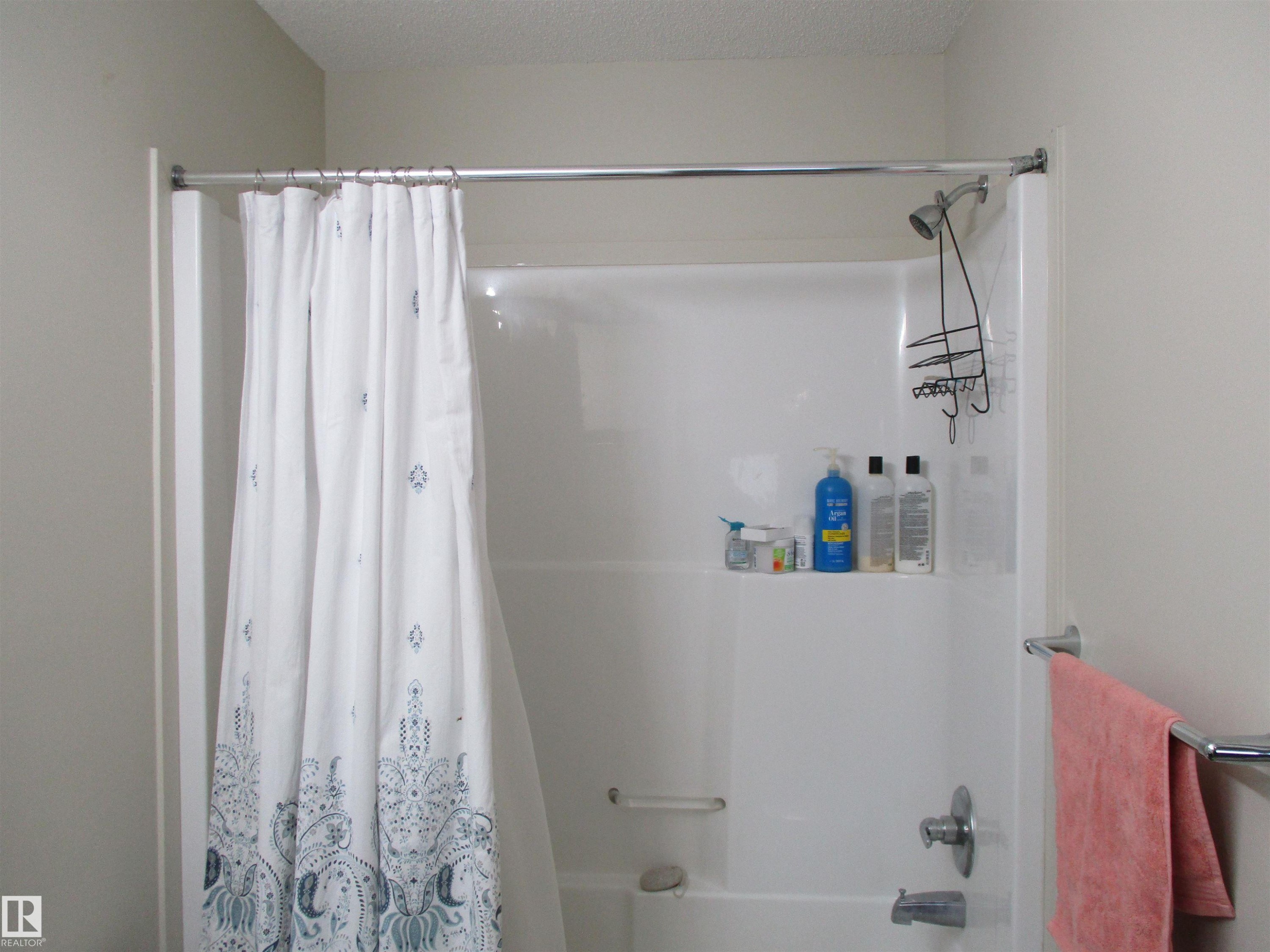 Bathroom with shower / bath combo and a textured ceiling - 3309 9351 Simpson Drive, Edmonton, AB - Indoor Photo Showing Bathroom
