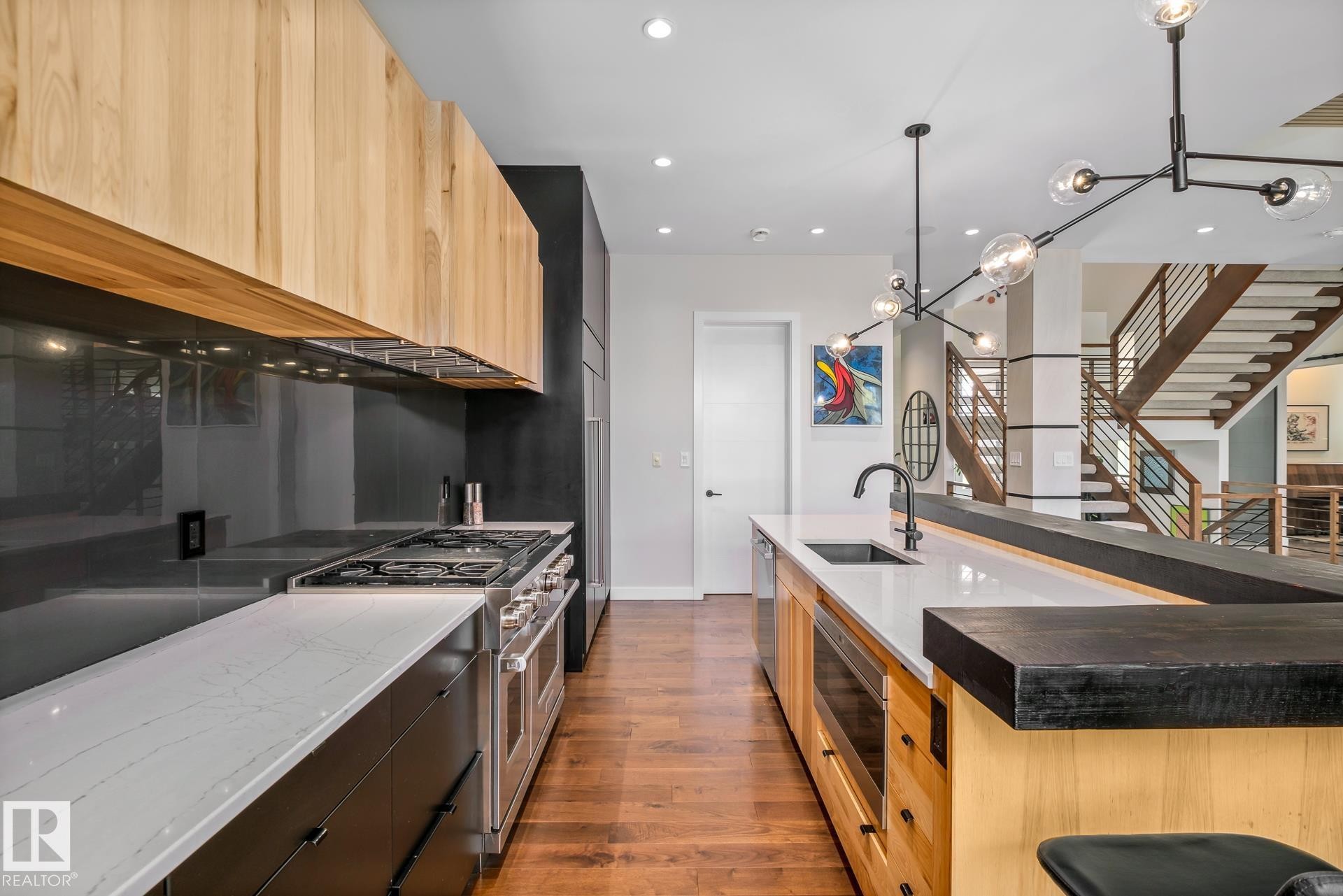 699 Howatt Drive, Edmonton, AB - Indoor Photo Showing Kitchen With Upgraded Kitchen