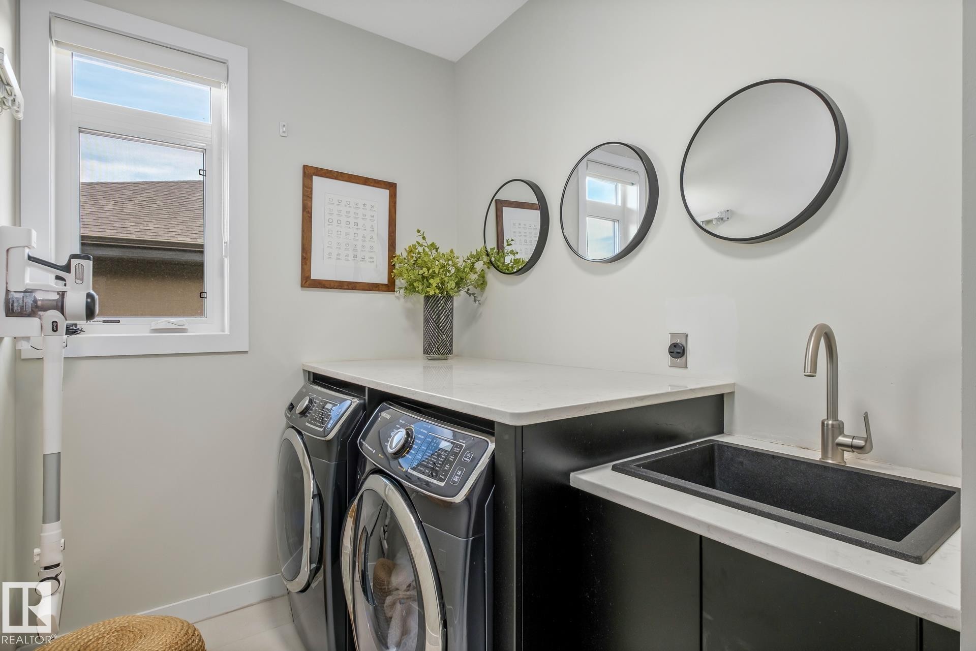 699 Howatt Drive, Edmonton, AB - Indoor Photo Showing Laundry Room