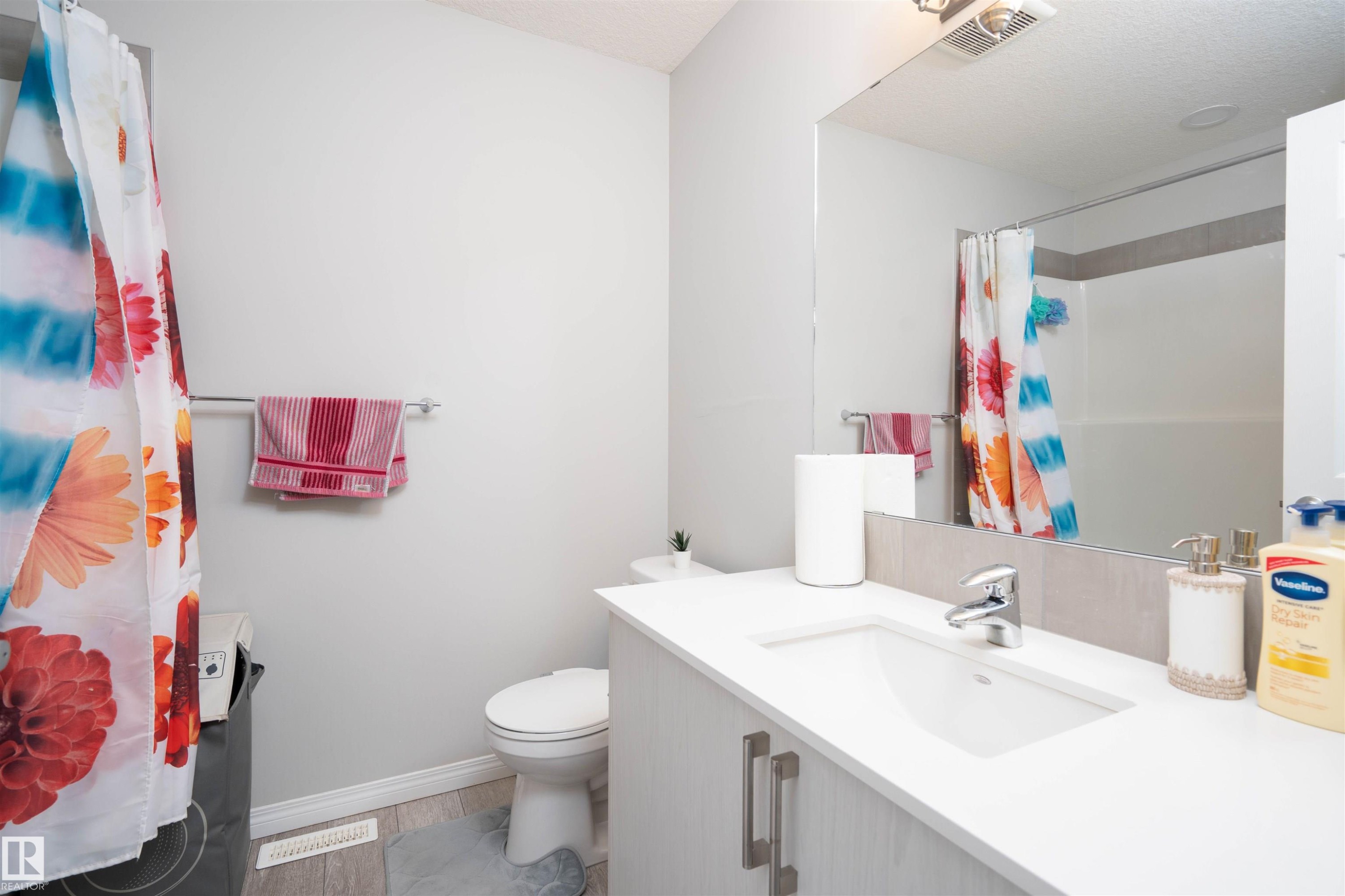 1308 Plum Link Link, Edmonton, AB - Indoor Photo Showing Bathroom