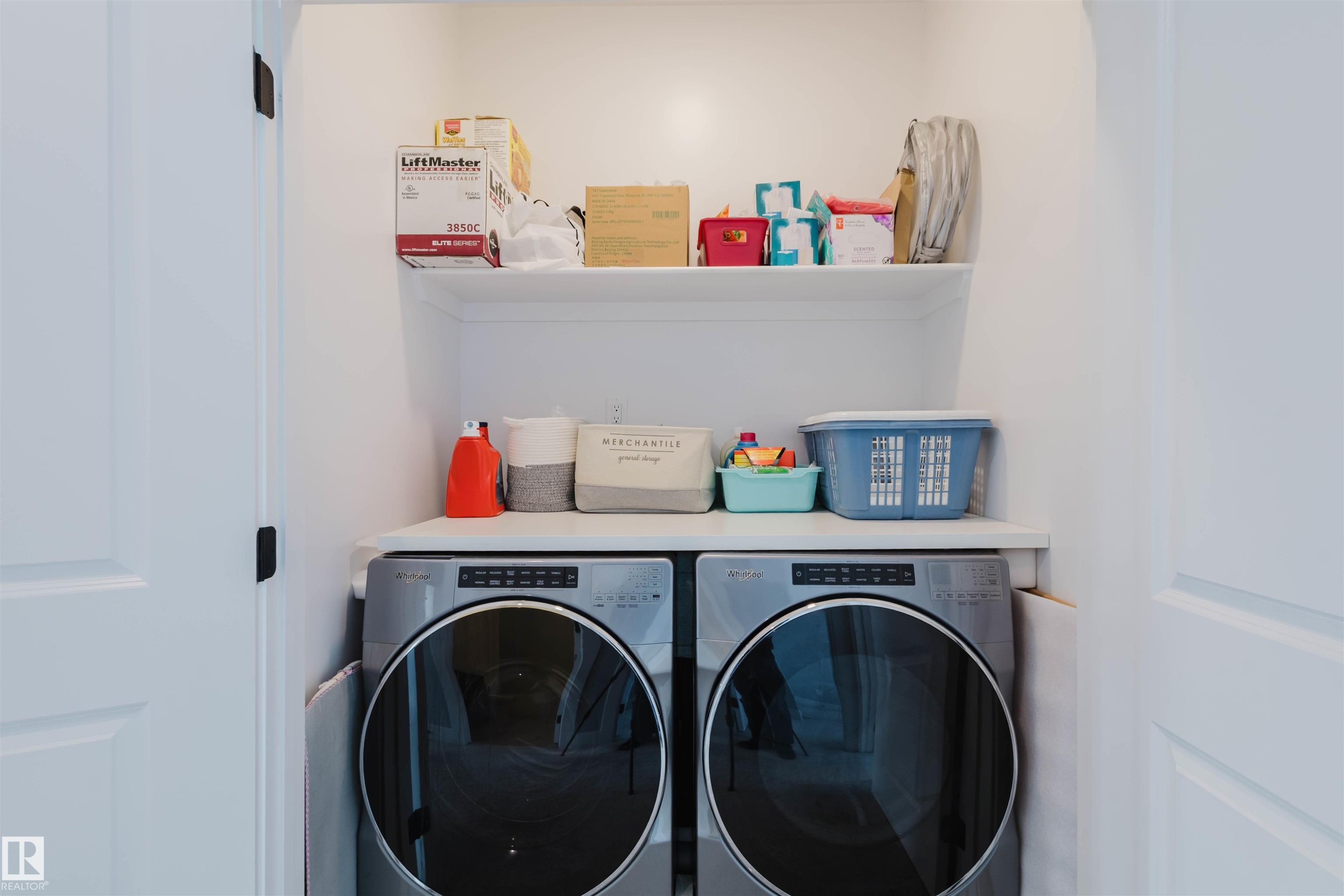 Laundry area featuring independent washer and dryer - 16217 32 Avenue, Edmonton, AB - Indoor Photo Showing Laundry Room