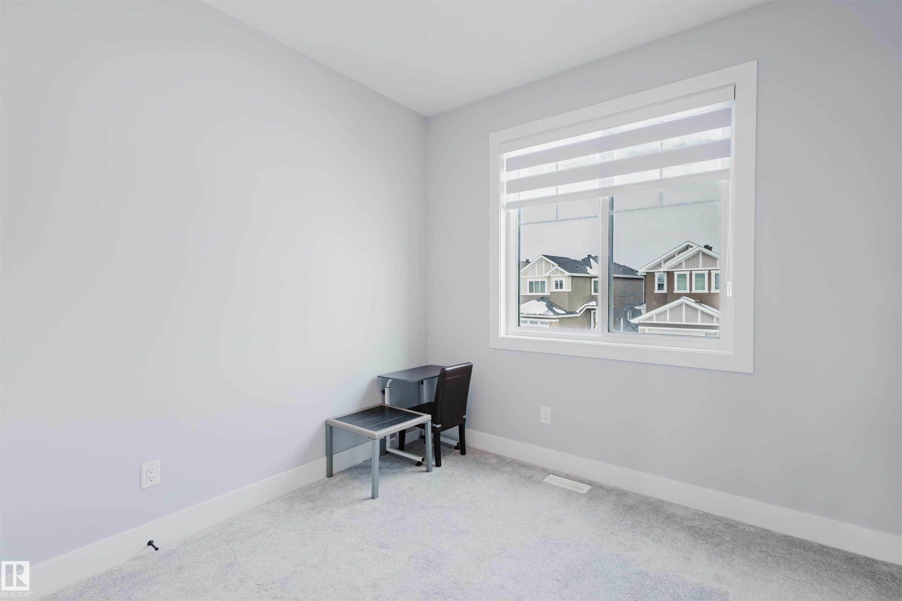 Empty room featuring carpet flooring and baseboards - 16217 32 Avenue, Edmonton, AB - Indoor