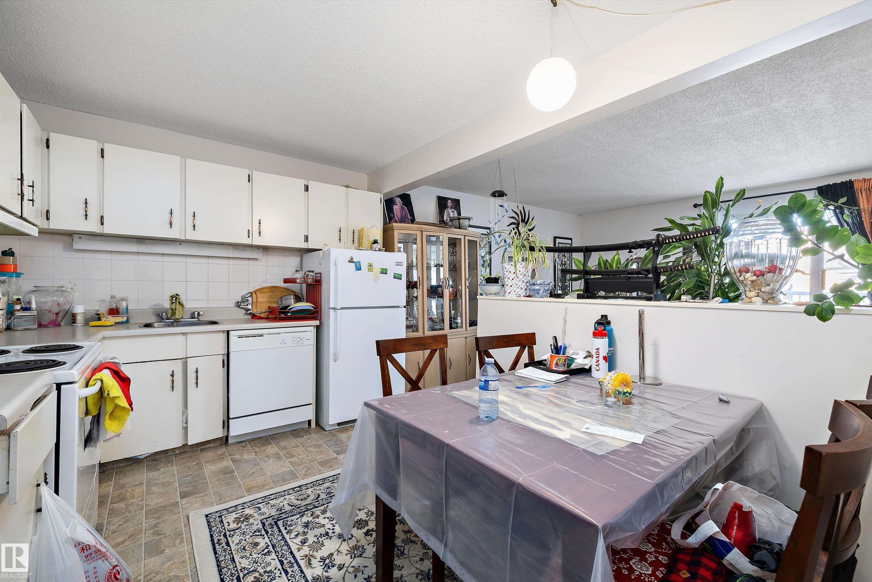 320 8604 Gateway Boulevard, Edmonton, AB - Indoor Photo Showing Kitchen