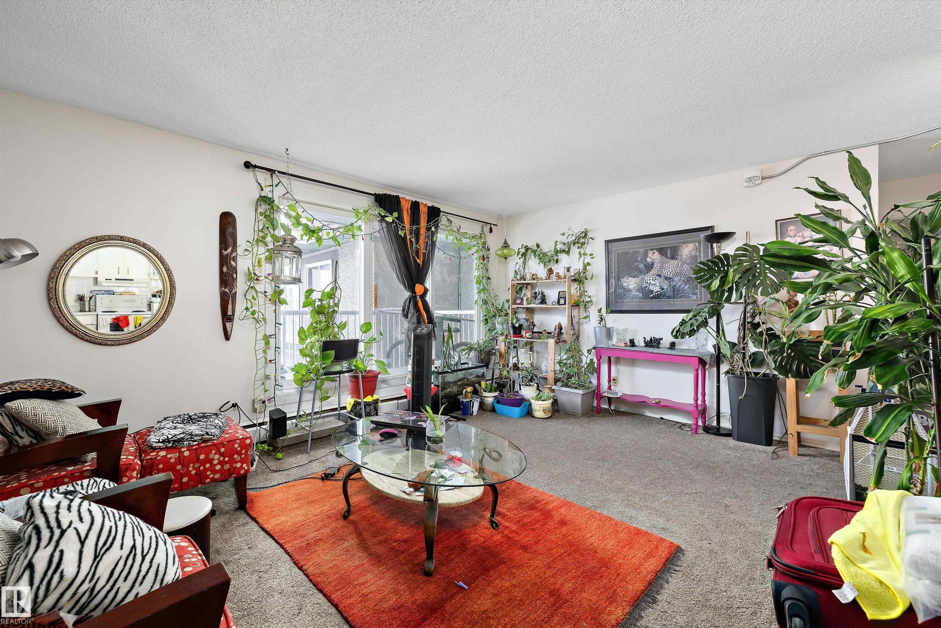 320 8604 Gateway Boulevard, Edmonton, AB - Indoor Photo Showing Living Room