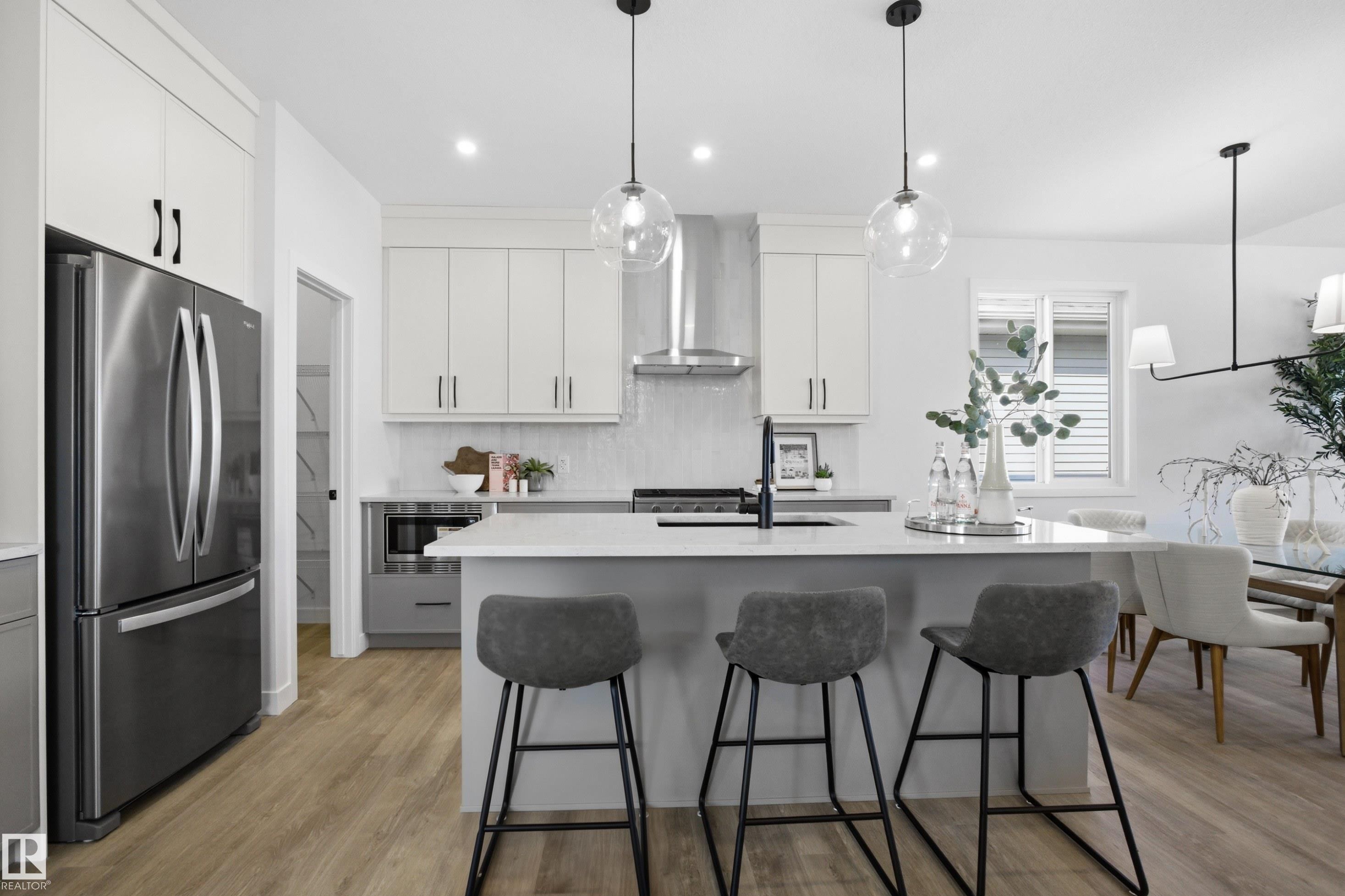 3704 Cross Landing, Edmonton, AB - Indoor Photo Showing Kitchen With Upgraded Kitchen