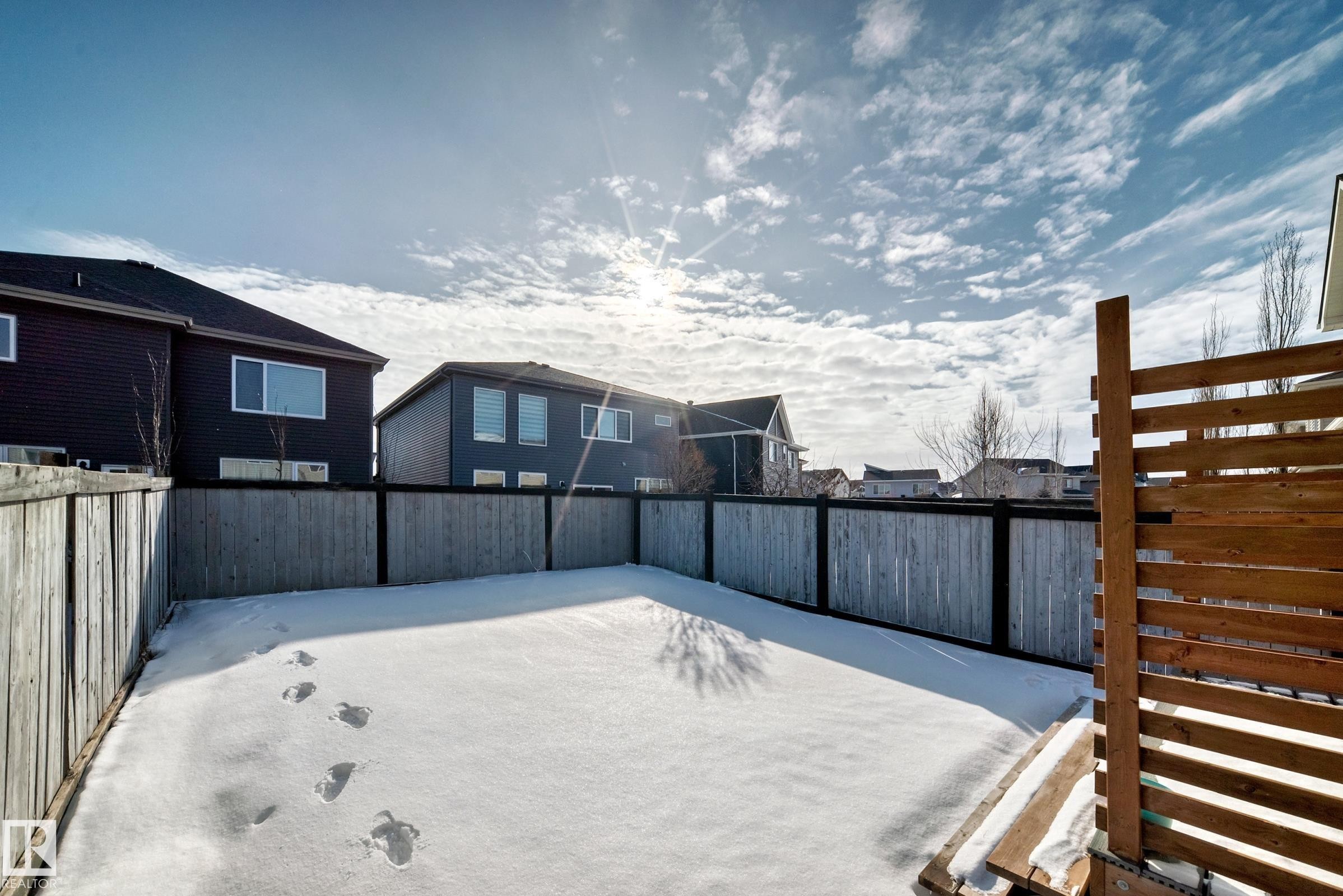 Fenced backyard with a residential view - 17357 8A Avenue, Edmonton, AB