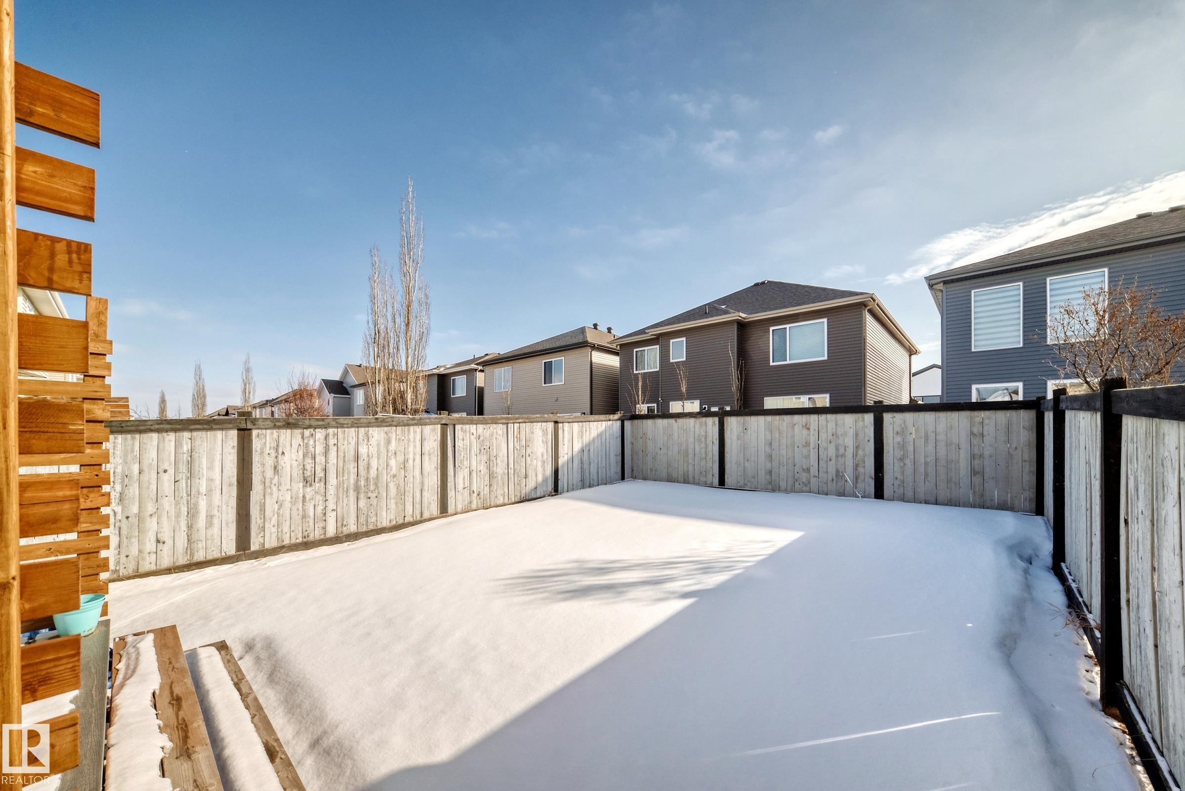 Fenced backyard with a residential view - 17357 8A Avenue, Edmonton, AB