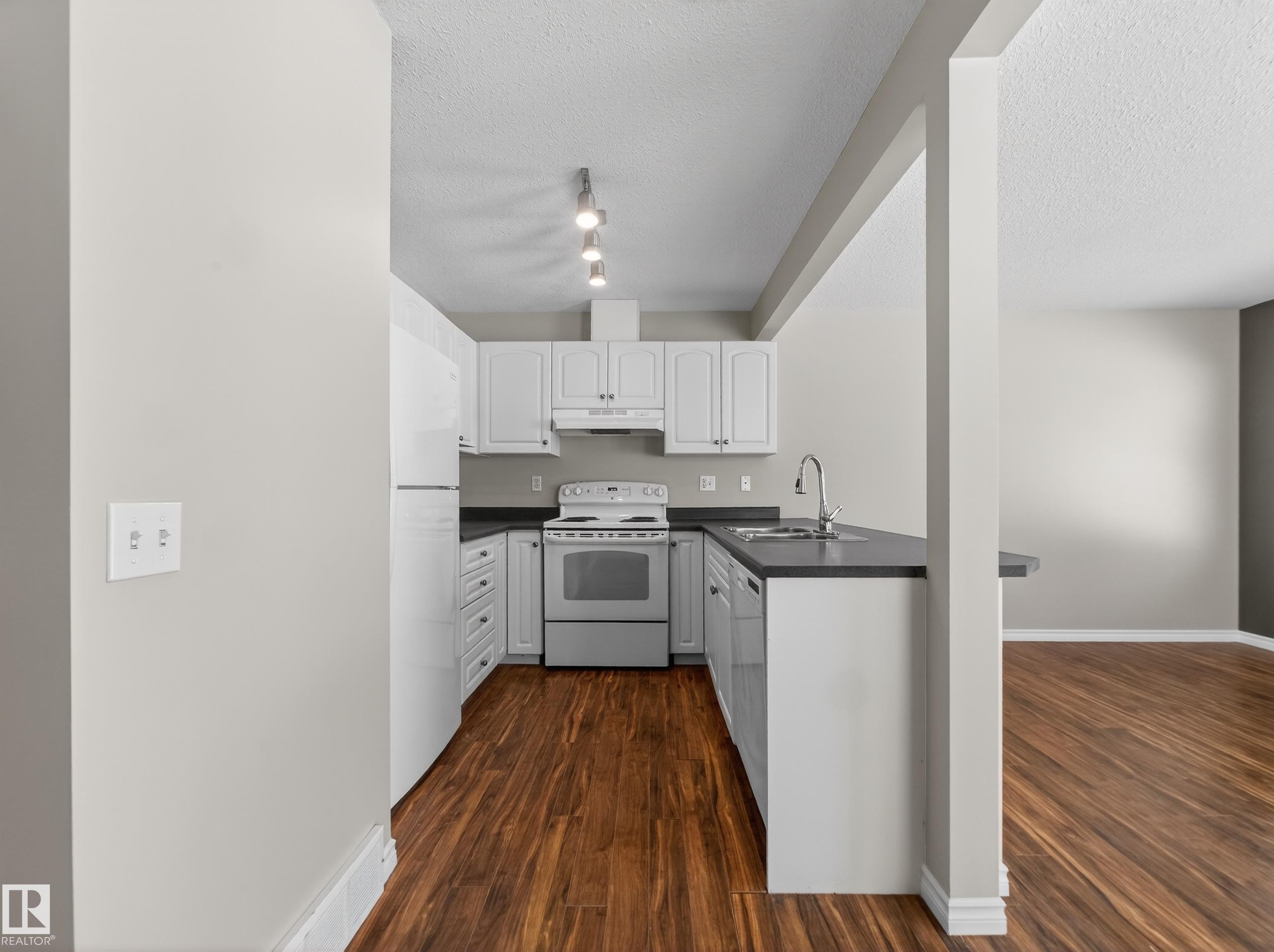 138 16823 84 Street, Edmonton, AB - Indoor Photo Showing Kitchen