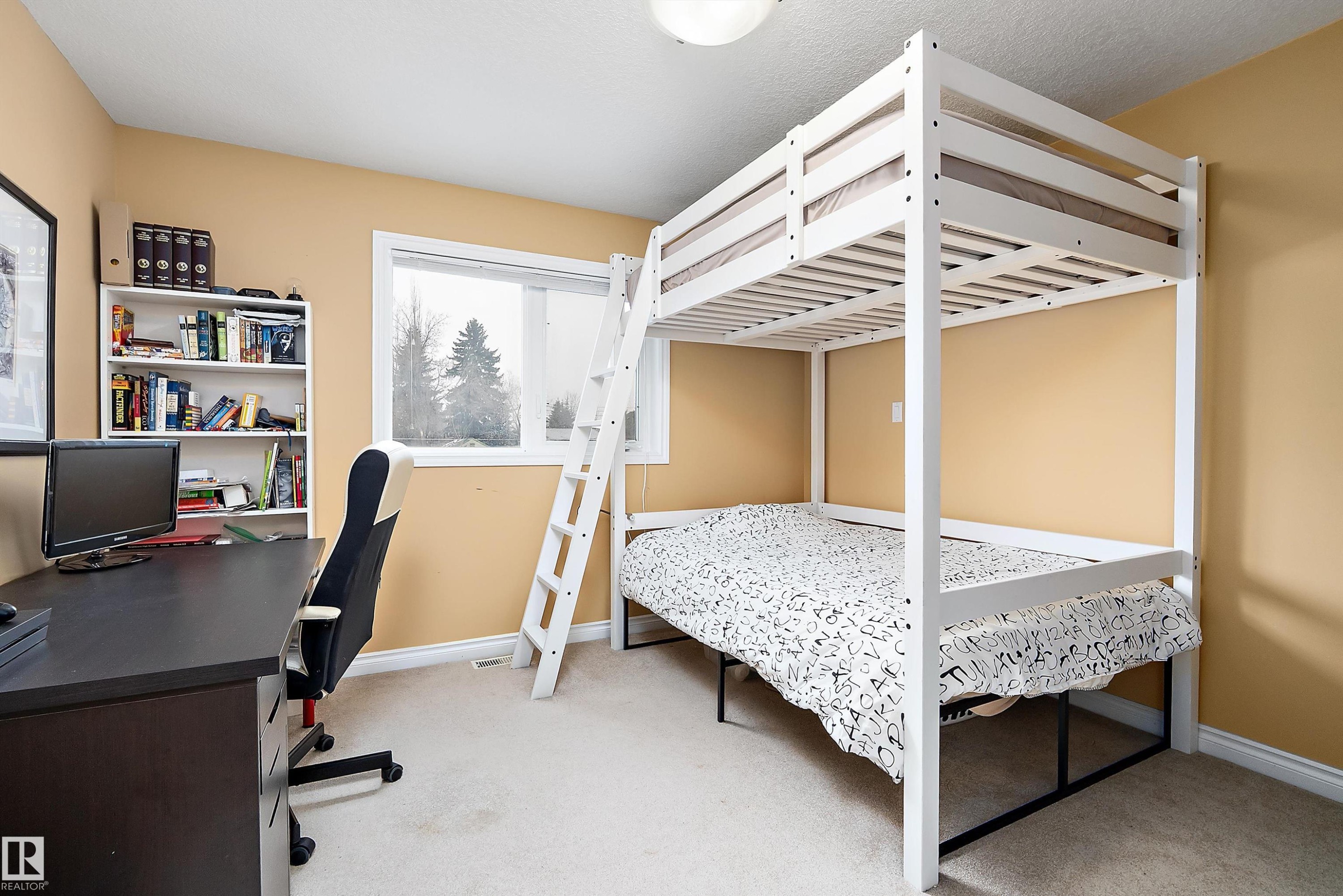 Bedroom featuring light carpet and a desk - 10623 75 Avenue, Edmonton, AB - Indoor