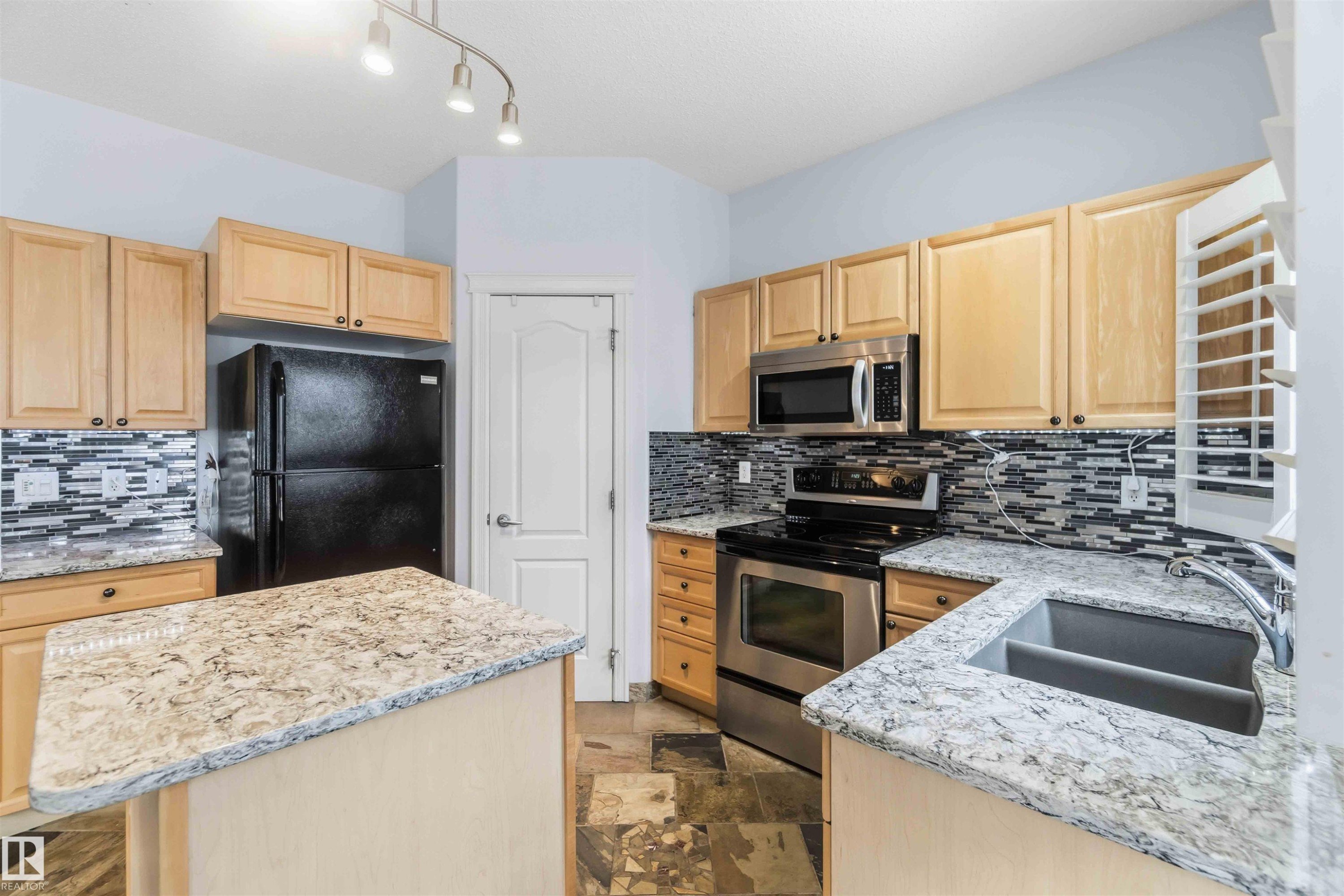 9 3003 34 Avenue, Edmonton, AB - Indoor Photo Showing Kitchen With Double Sink